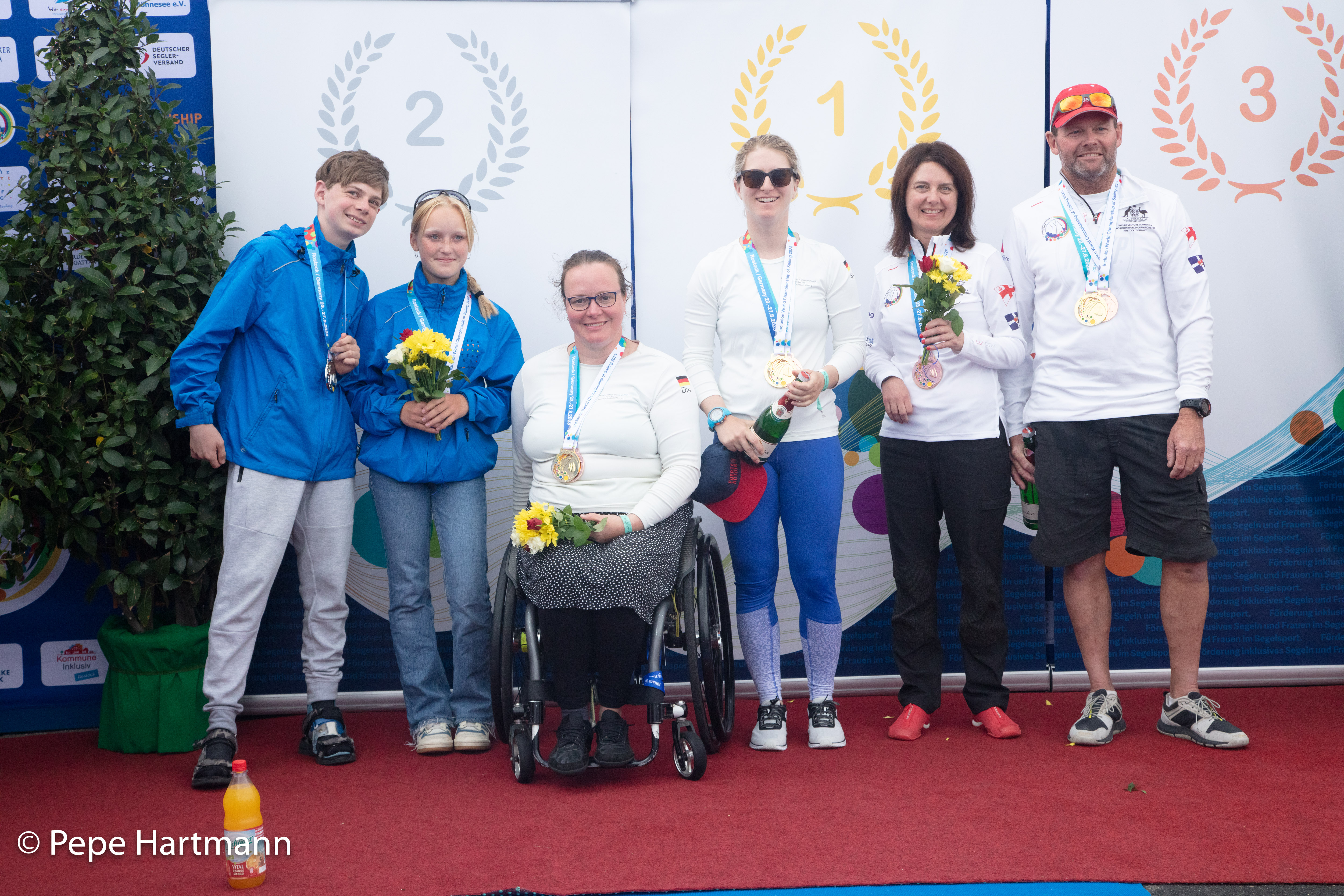 V.l.n.r.: Die Medaillengewinner*innen in der Klasse S/V 14: Leo Paul Nüske und Annelie Kraatz, Nadine Löschke und Silke Basedow, Genevieve Wickham und Grant Alderson