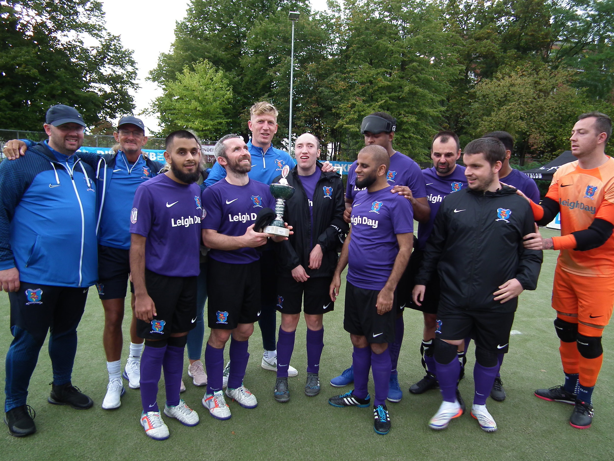 Das Team von Merseyside Blind FC mit dem Siegerpokal.