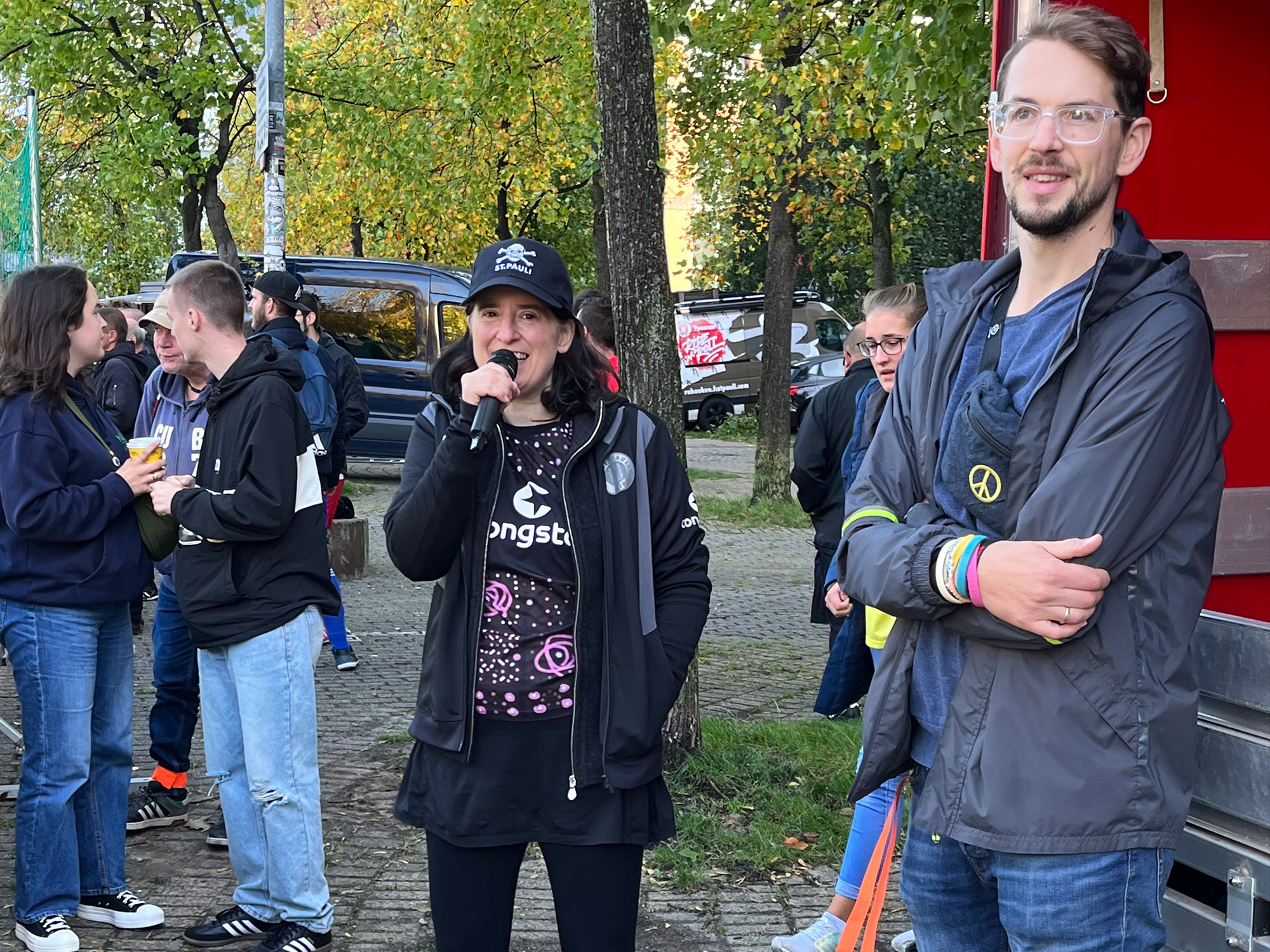 FCSP-Vizepräsidentin Esin Rager und Johan Grashoff, einer der Initiatoren, bei der Eröffnung des Turniers.