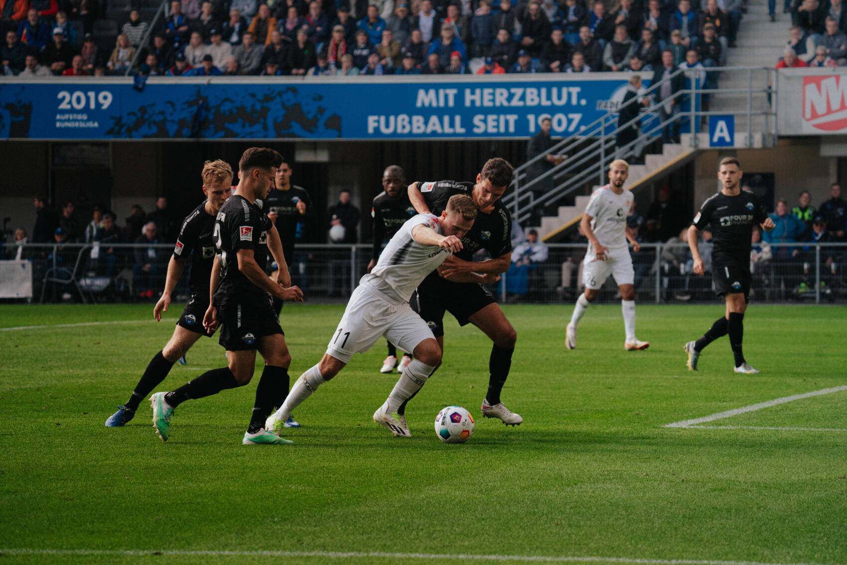 Johannes Eggestein surrounded by three opponents.