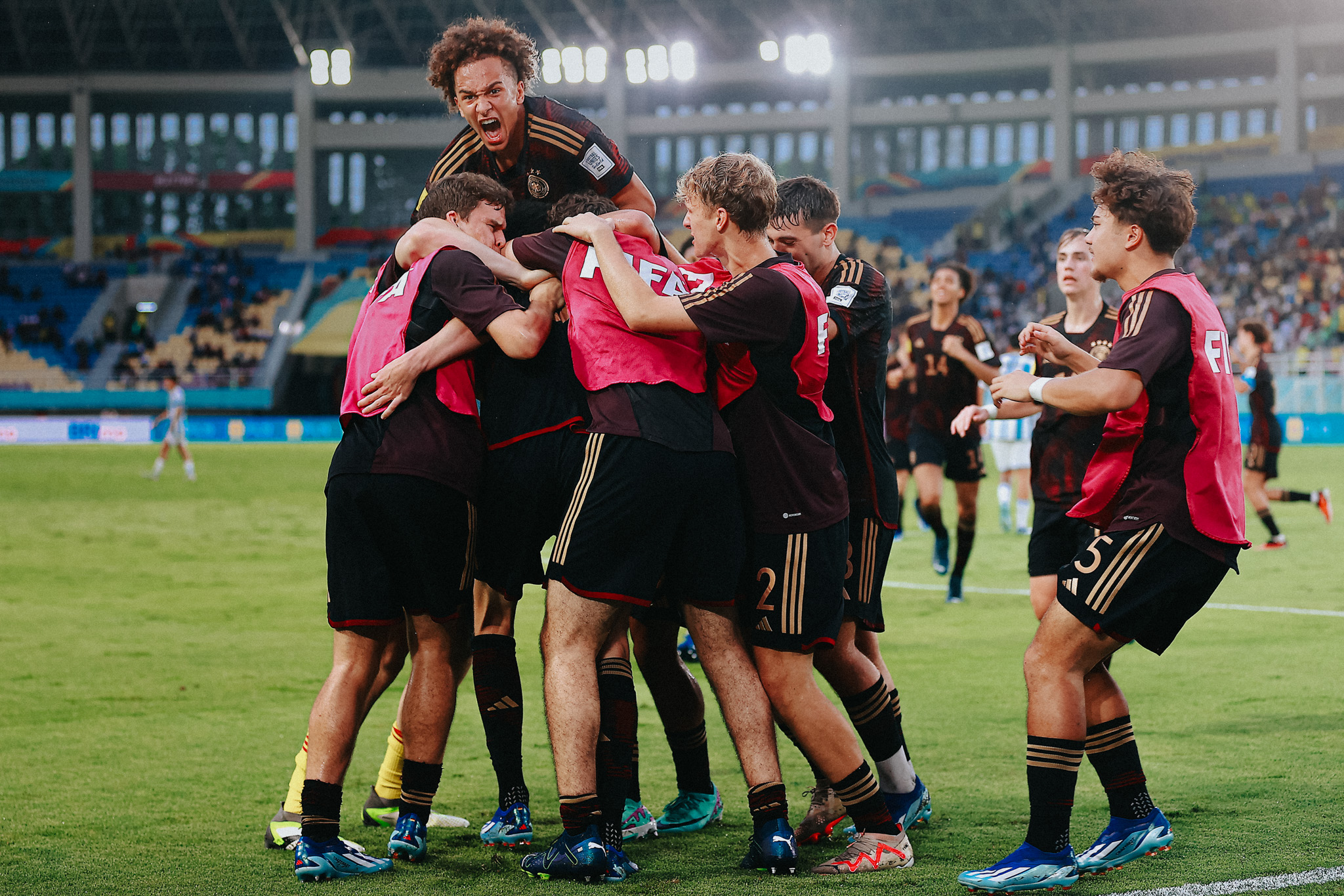 Die deutsche U17-Auswahl spielte bei der WM in Indonesien ein großartiges Turnier, im Halbfinale setzten sich Eric da Silva Moreira (ganz oben) und Co. nach Elfmeterschießen gegen Argentinien durch.