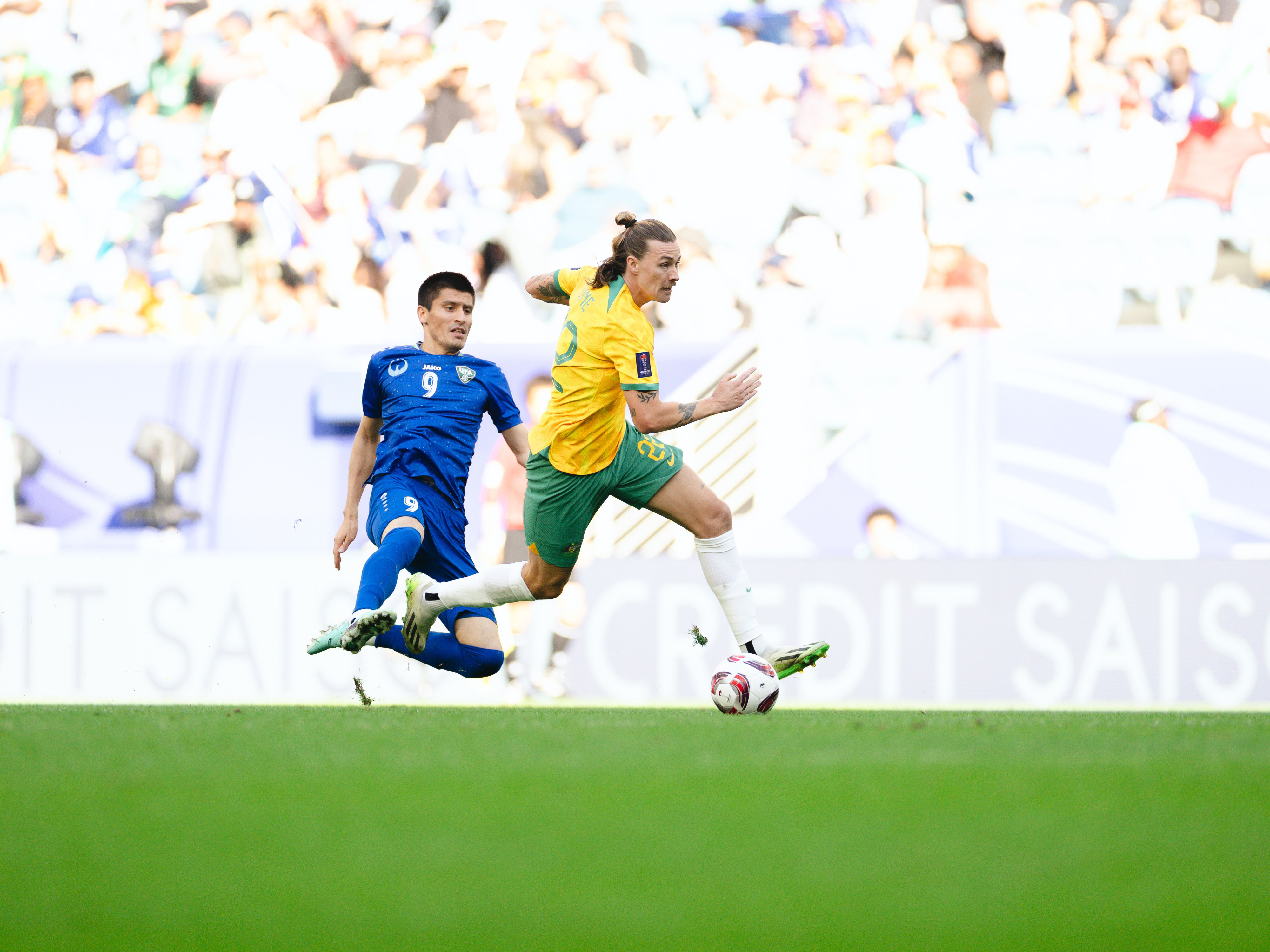 Jackson Irvine im Duell mit Usbekistans Odiljon Hamrobekov.