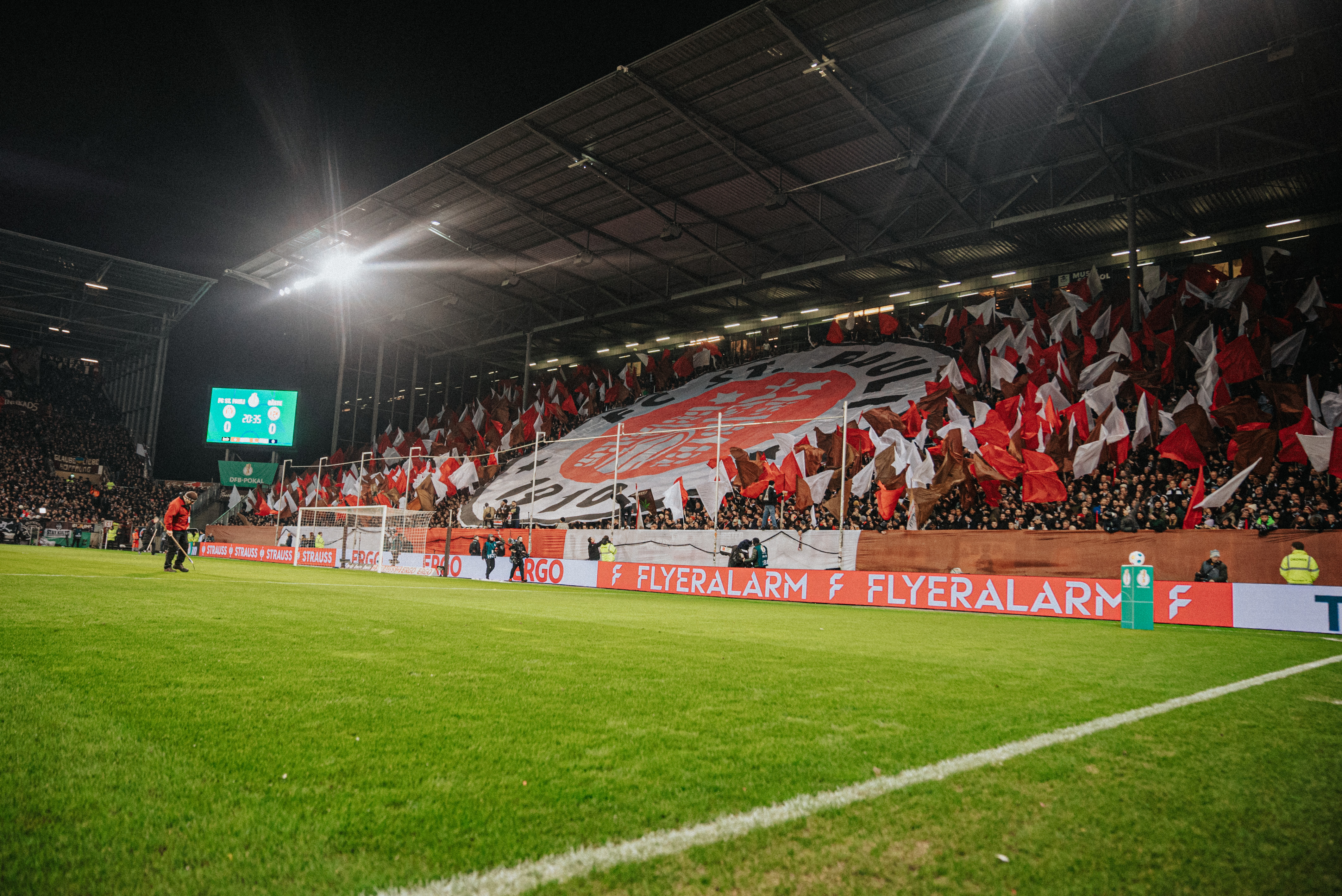 The impressive South Stand tifo to greet the teams