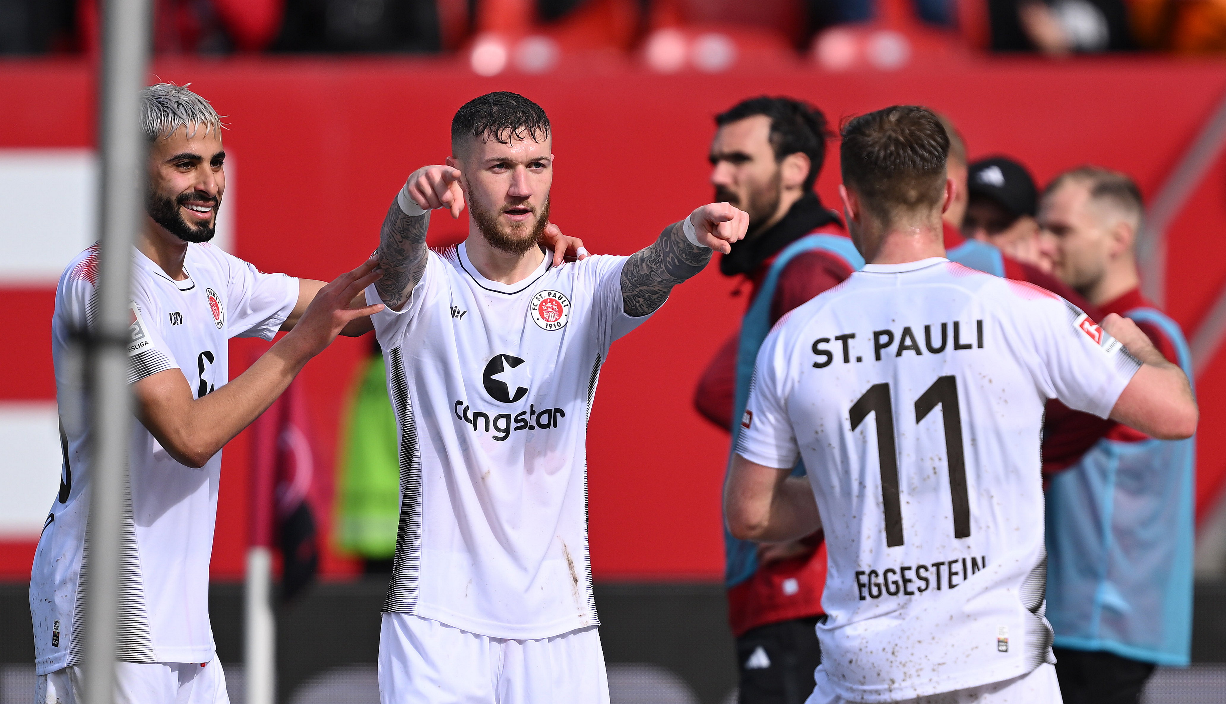 Marcel Hartel celebrates after making it 2-0 at Nürnberg.