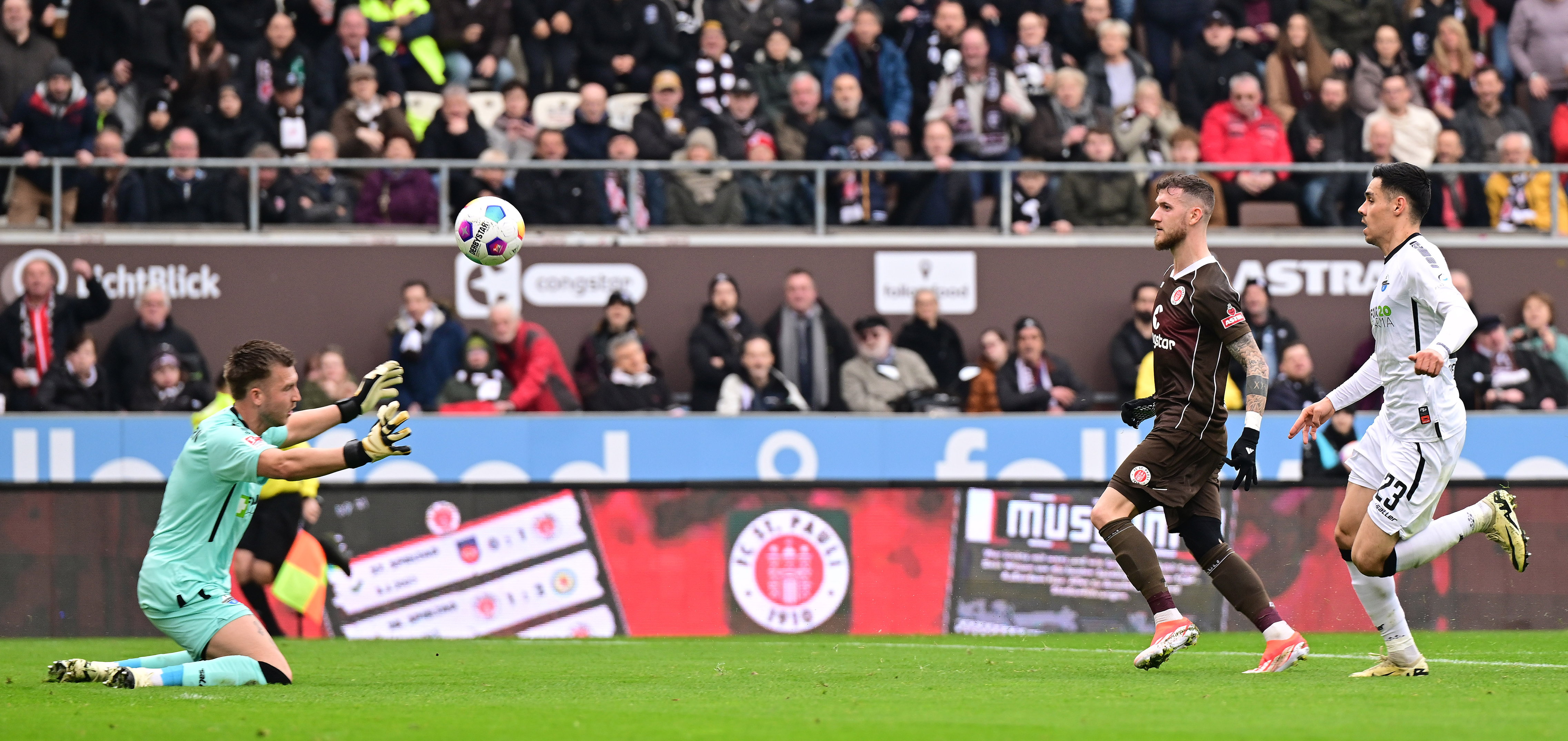 Marcel Hartel lofts the ball over Pelle Boevink in the 32nd minute to give his team a deserved lead.