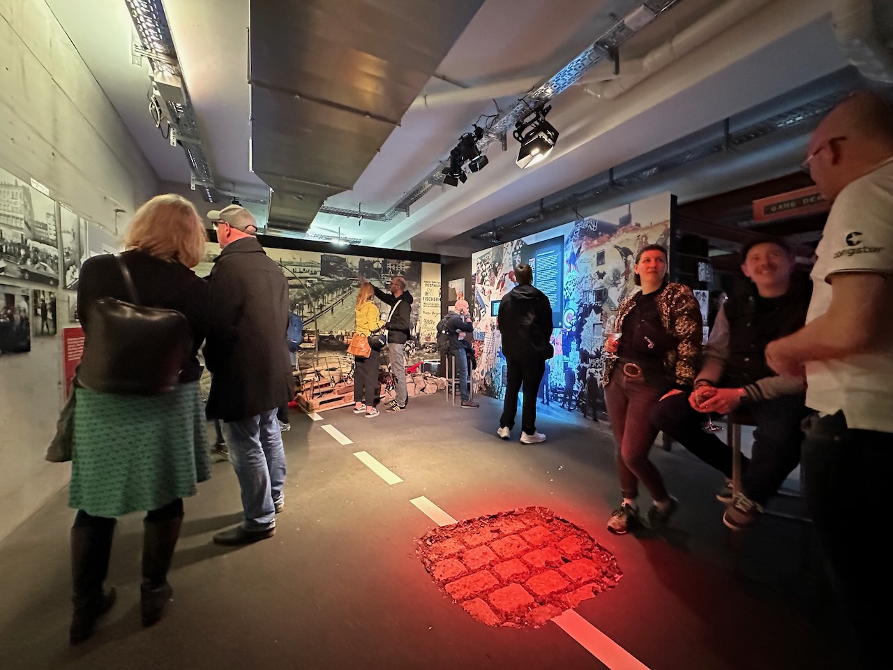 „Lange Nacht“-Besucher*innen im „Hafenstraßen“-Raum des FC St. Pauli-Museums mit der Dauerausstellung KIEZBEBEN.