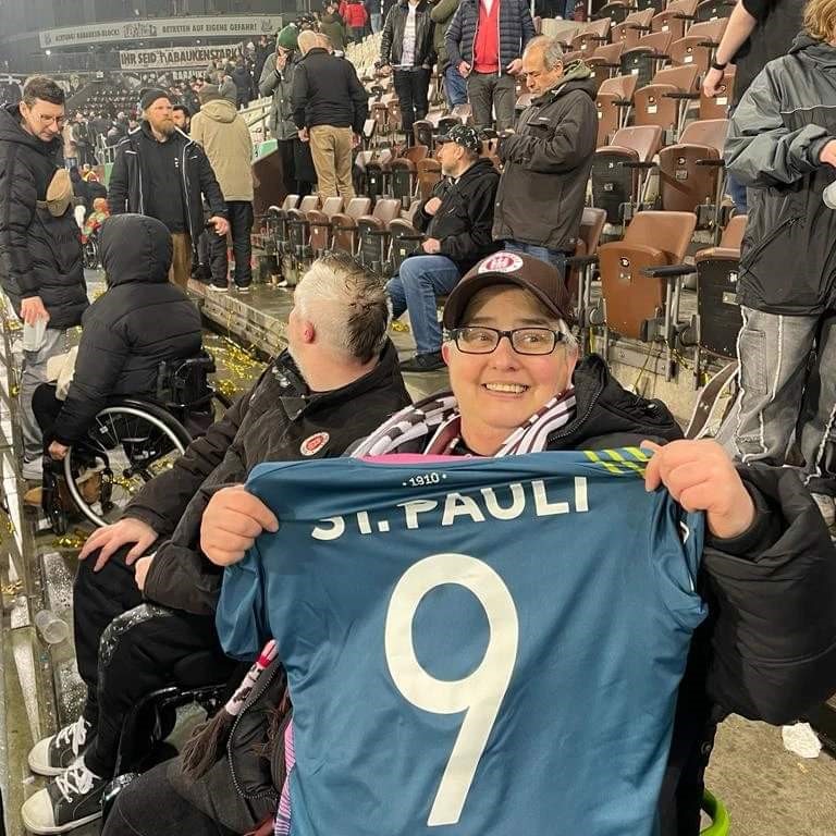 Birgit zeigt ein Trikot mit der Nummer 9 von Stürmer Maurides