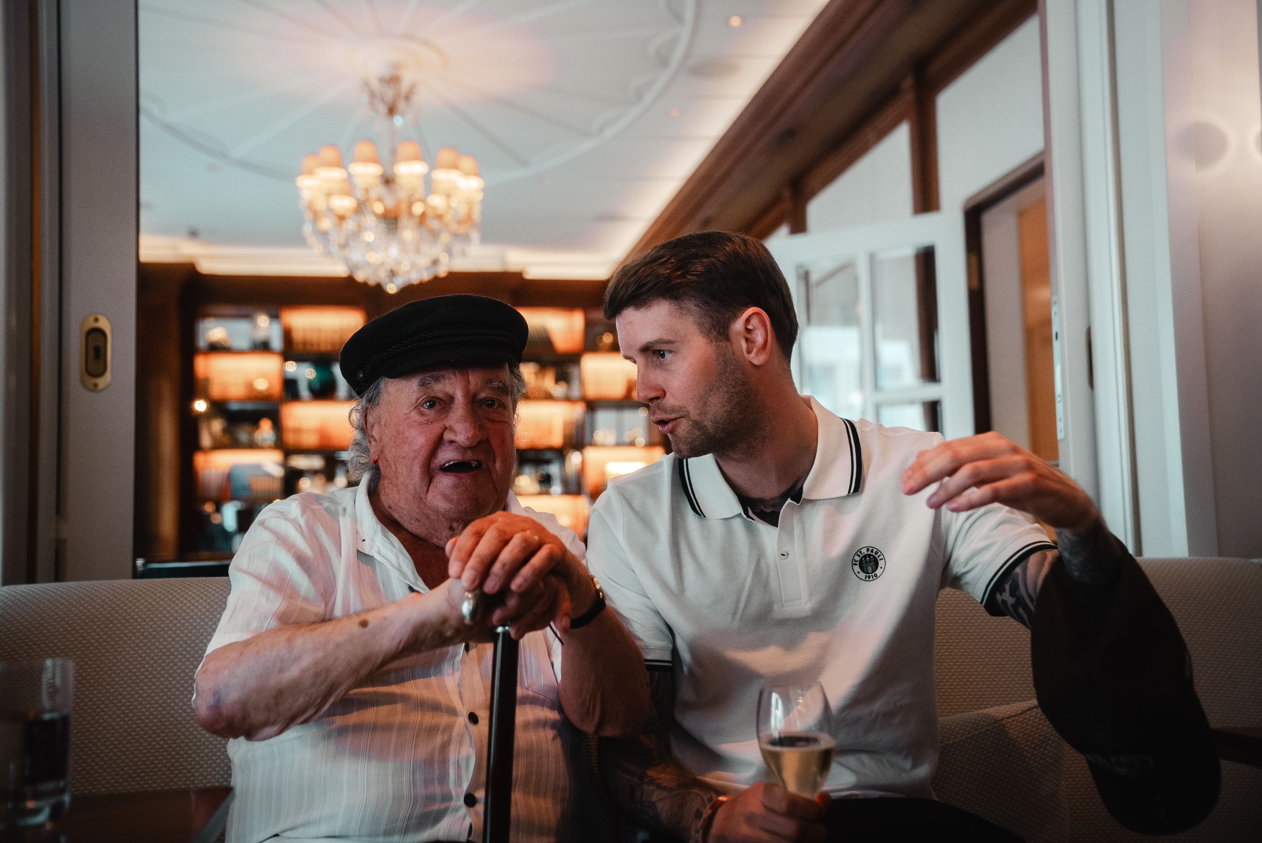 Head coach Fabian Hürzeler in conversation with Holocaust survivor Ivar Buterfas-Frankenthal