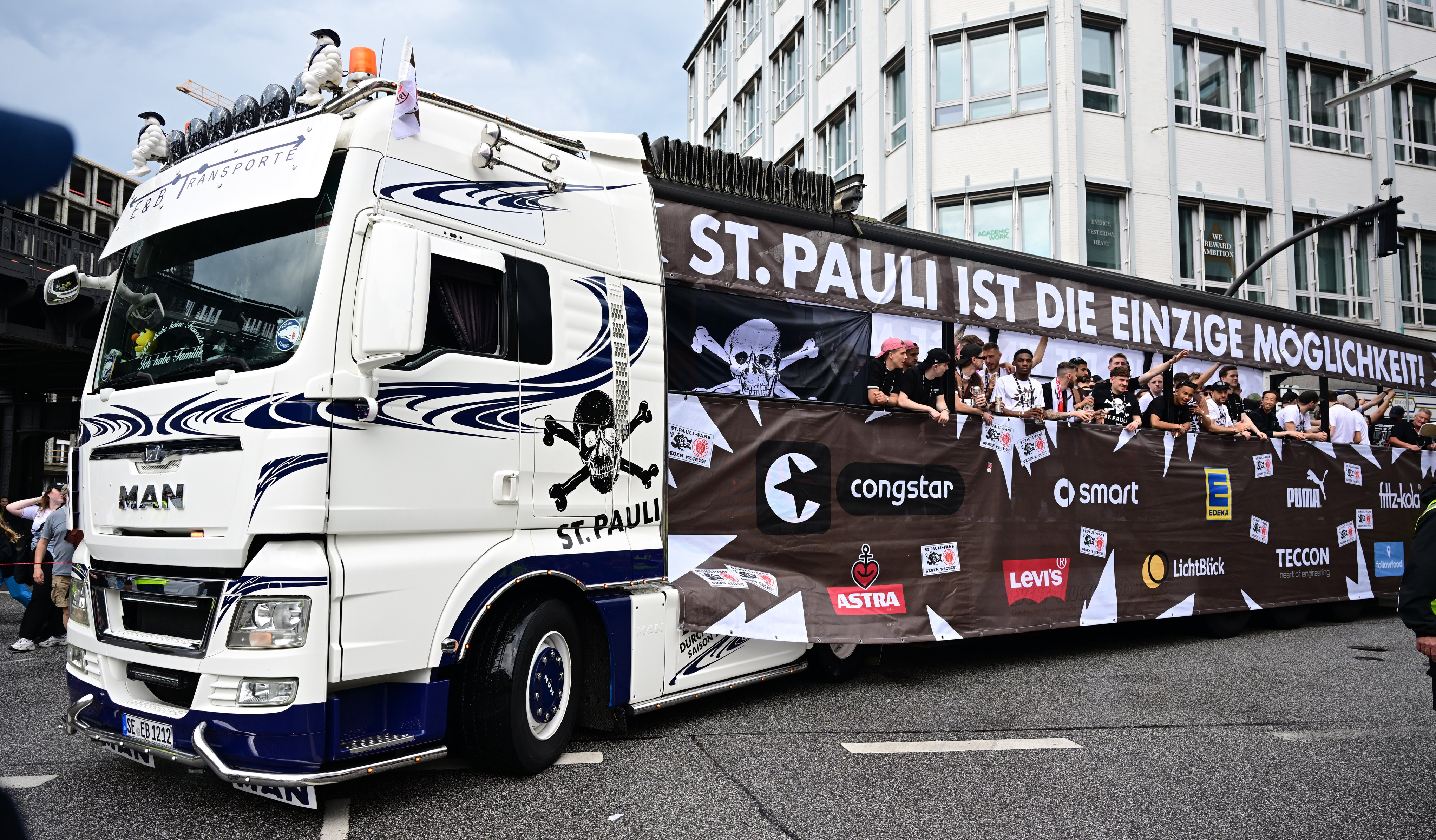 Bus mit Logos der Partner*innen