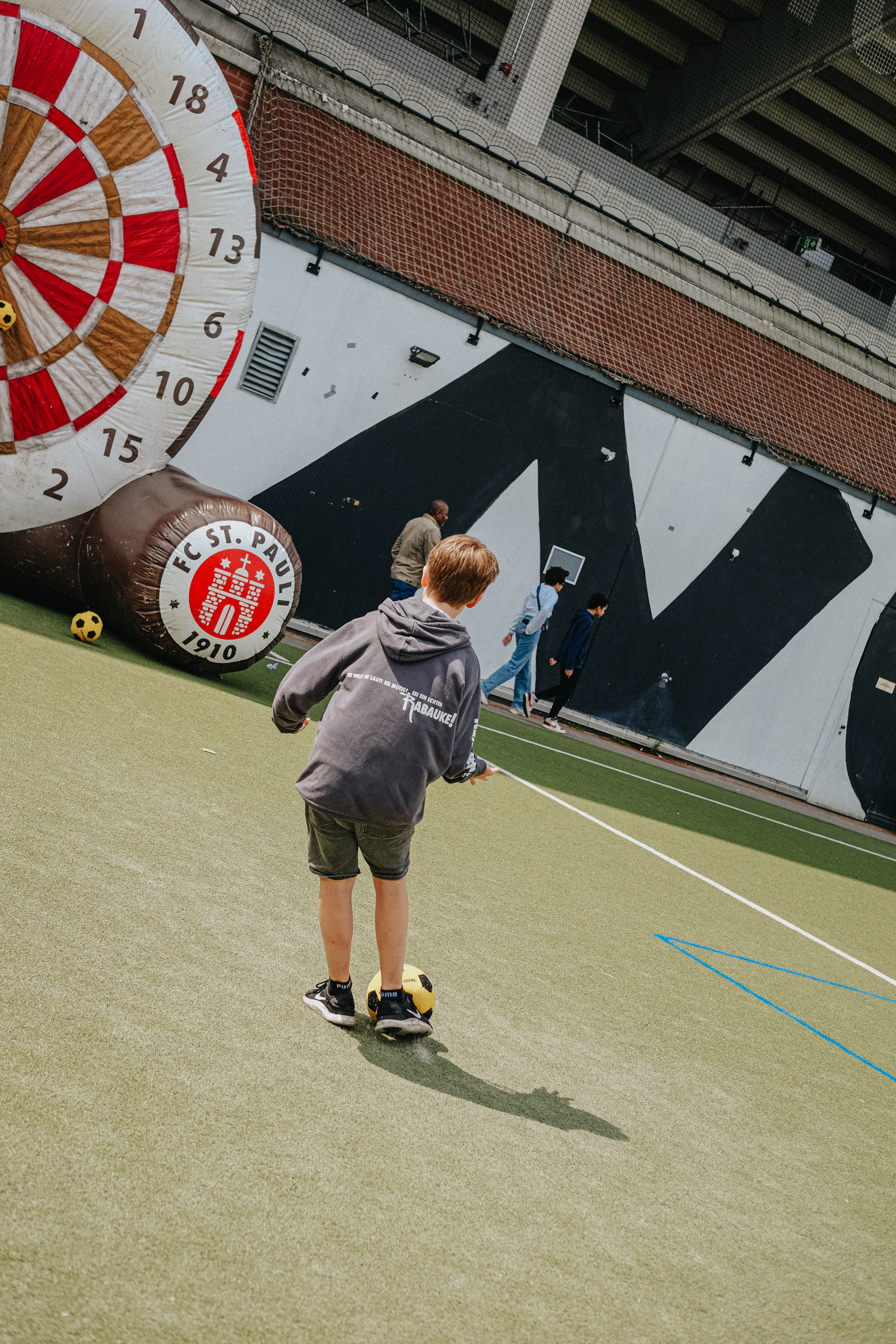 Ein Kind probiert sich beim Fußball-Dart