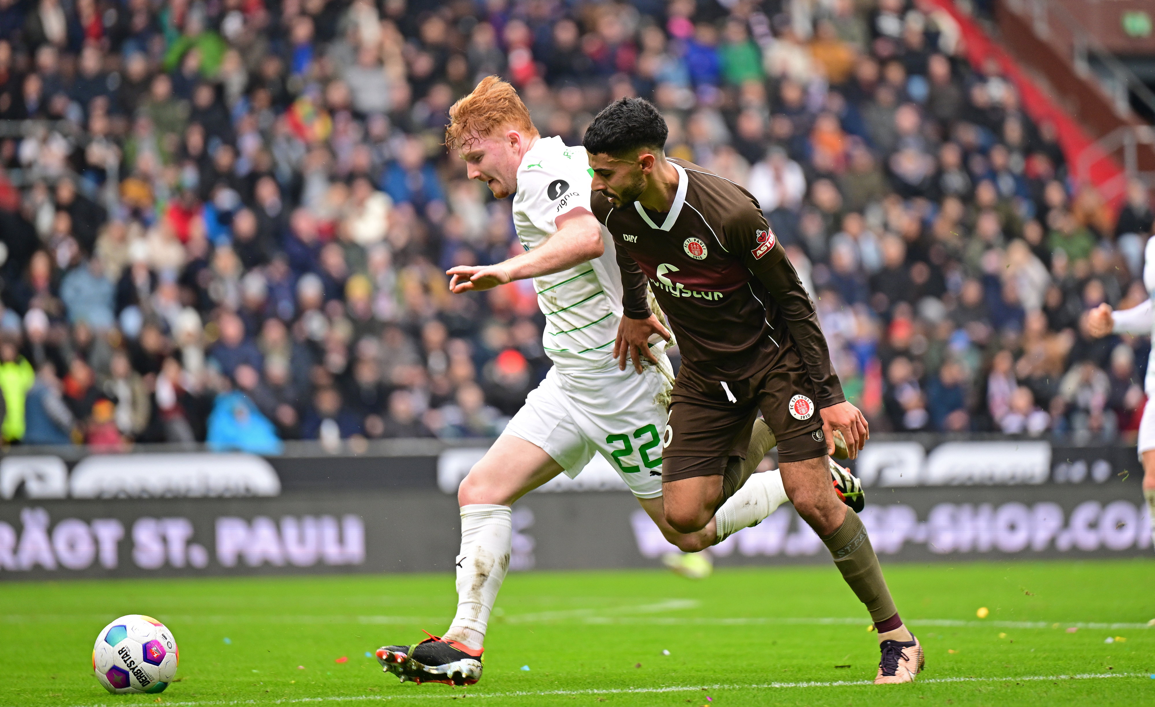 Robert Wagner im Duell mit Elias Saad beim Duell zwischen Fürth und St. Pauli Anfang Februar am Millerntor