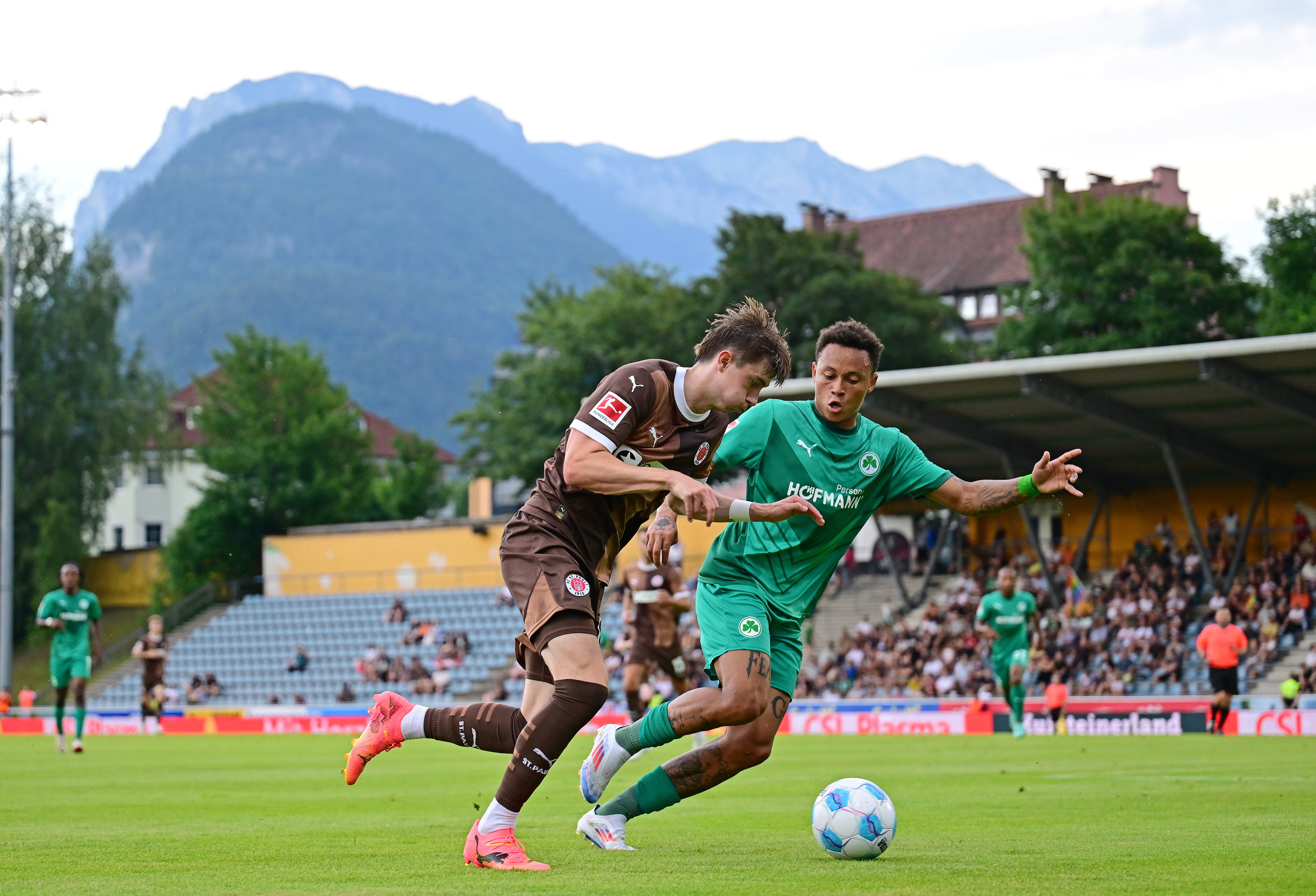 Scott Banks im Duell mit Fürths Roberto Massimo.