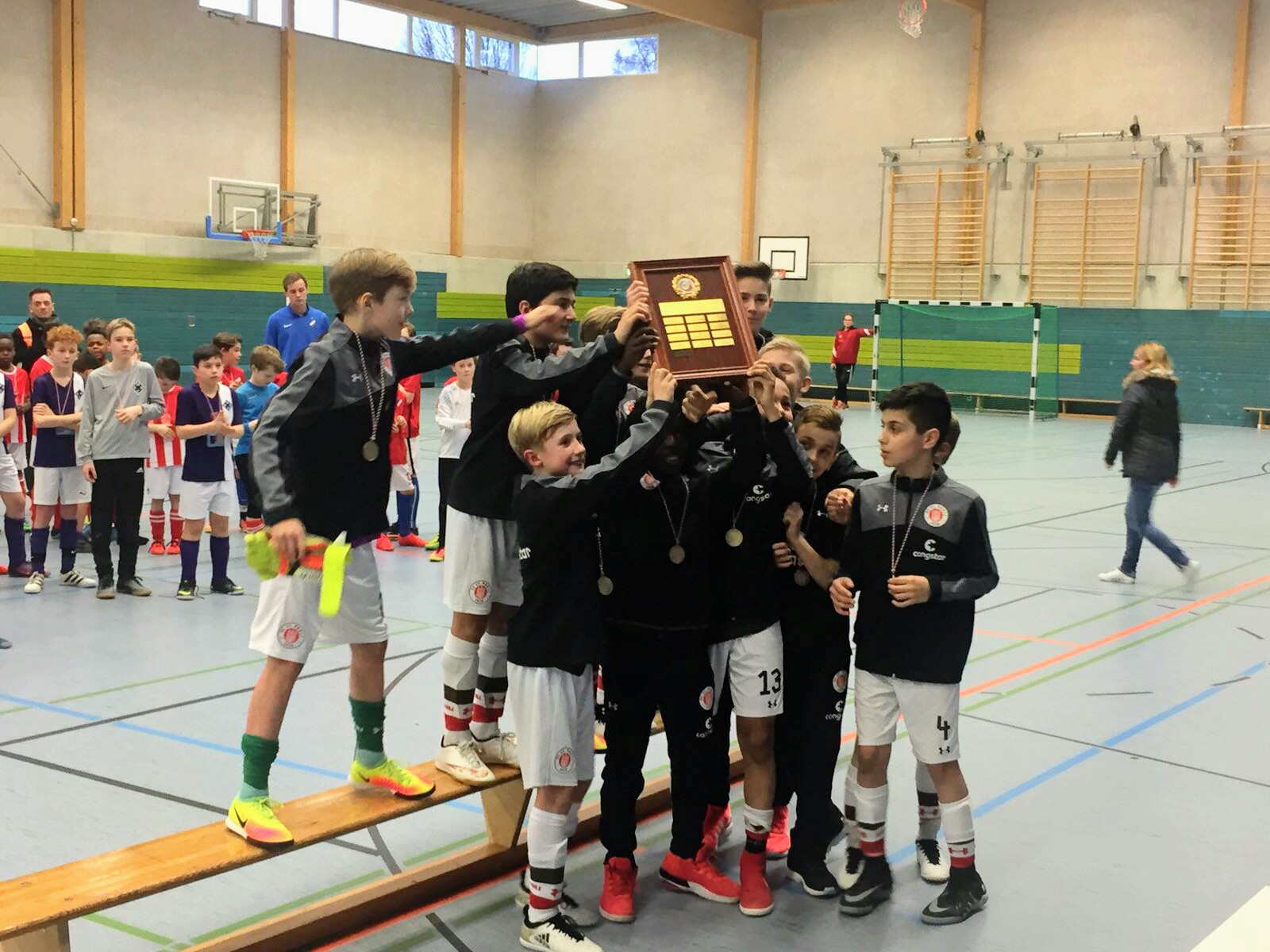 Unsere U11 bejubelt die Hamburger Hallenmeisterschaft