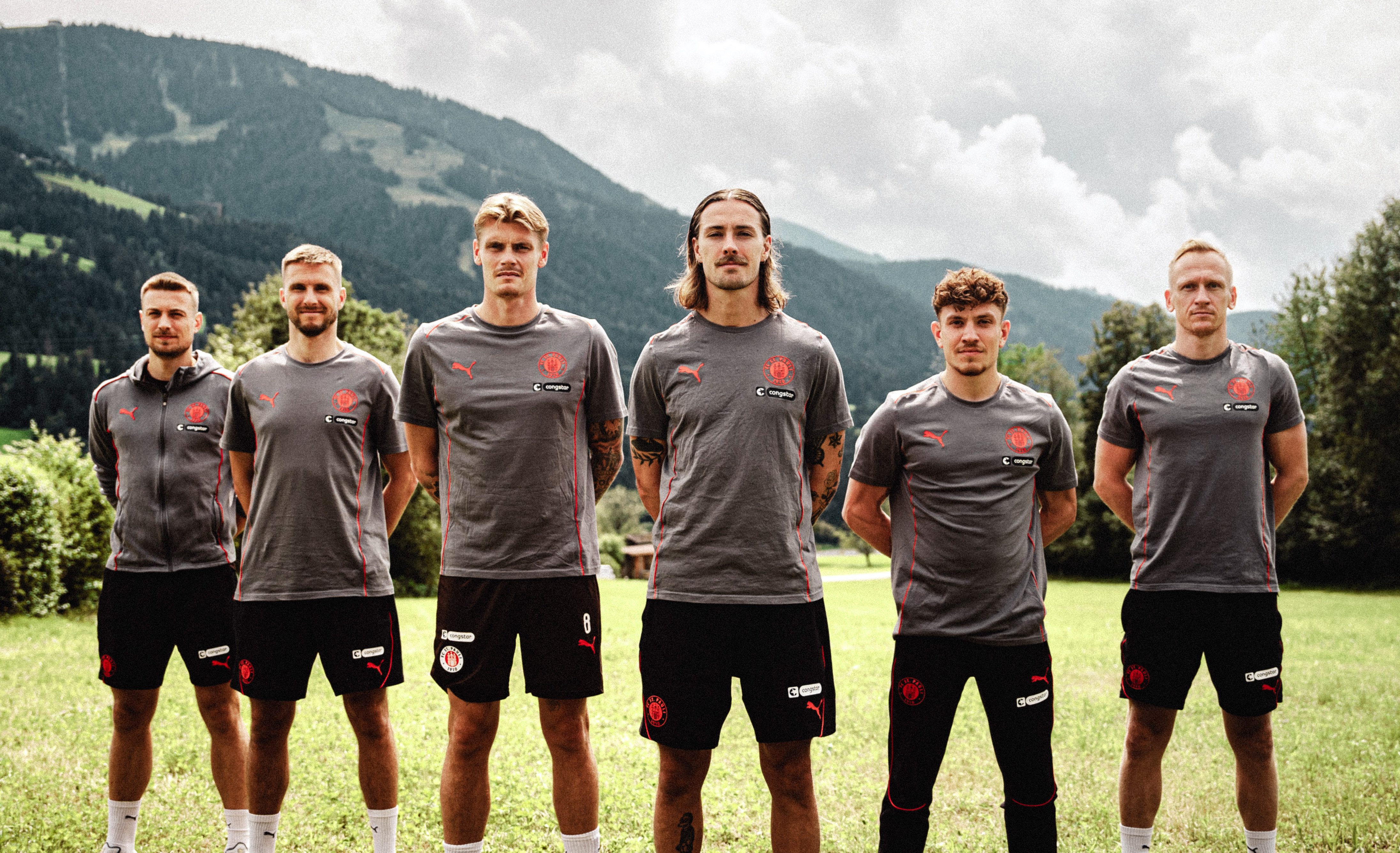 Von links nach rechts stehen nebeneinander: Hauke Wahl, Karol Mets, Eric Smith, Jackson Irvine, Philipp Treu und Sascha Burchert.