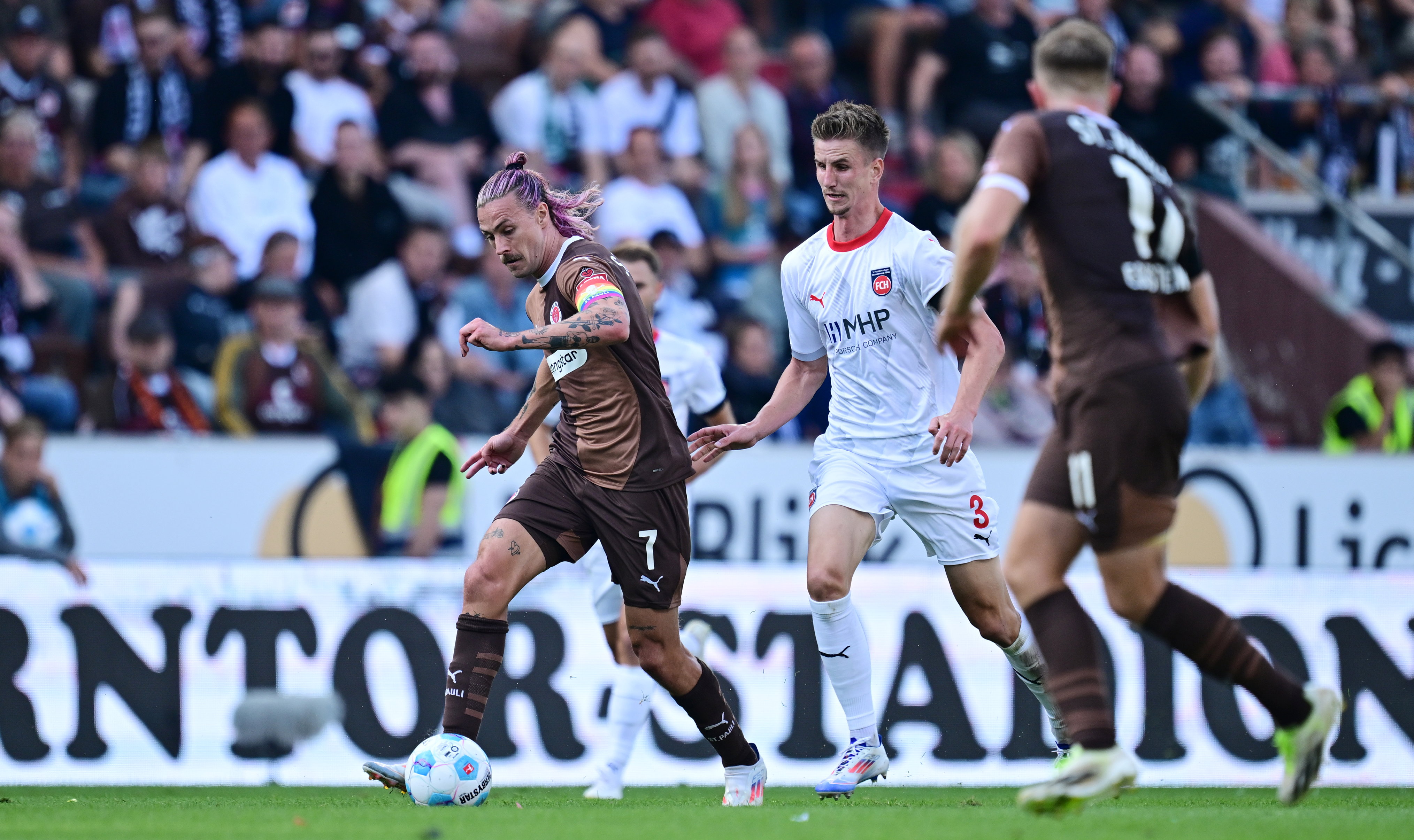 Jackson Irvine im Duell mit Heidenheims Jan Schöppner