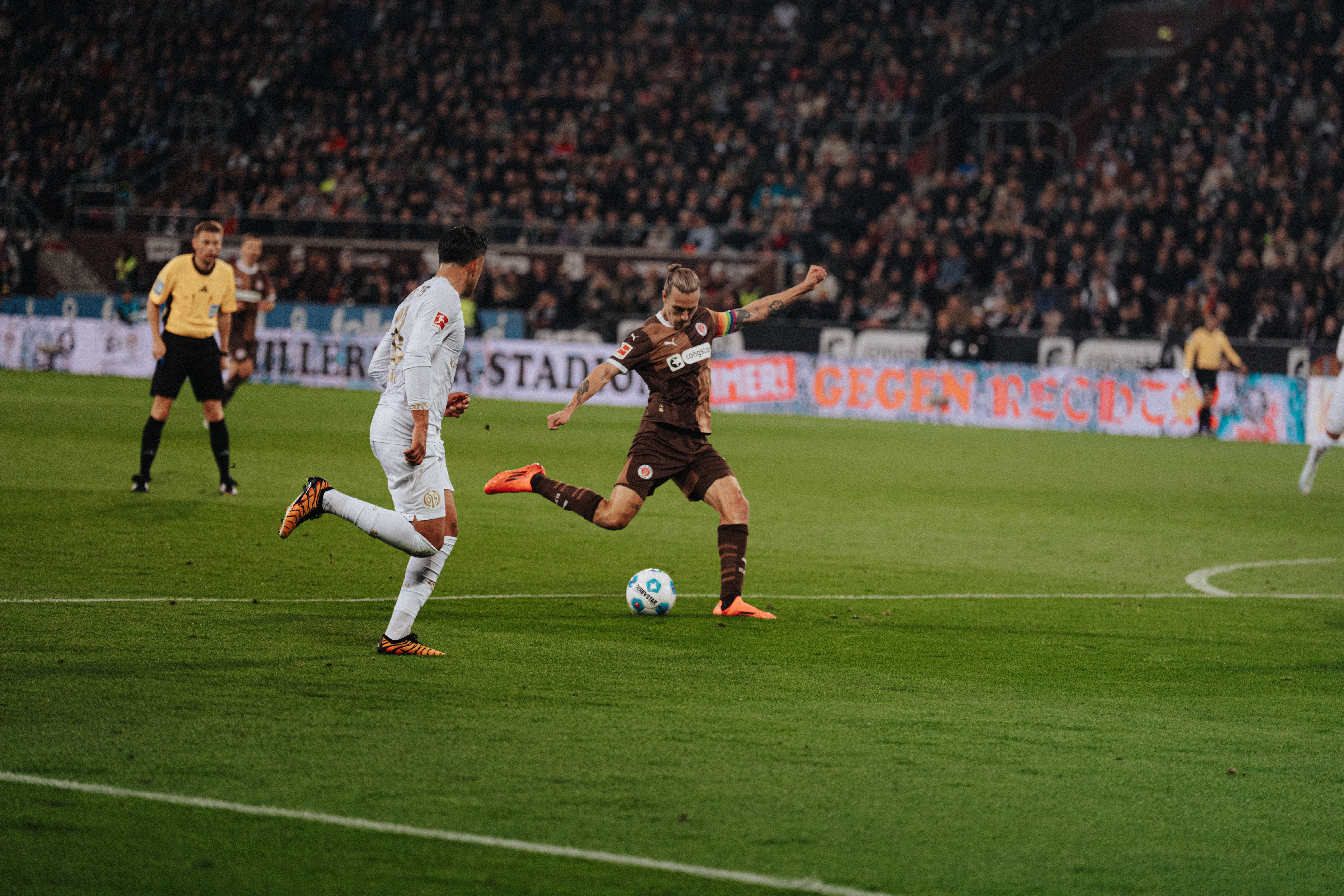 FCSP-Kapitän Jackson Irvine bei einem der zahlreichen Abschlüsse der Kiezkicker in der ersten Halbzeit