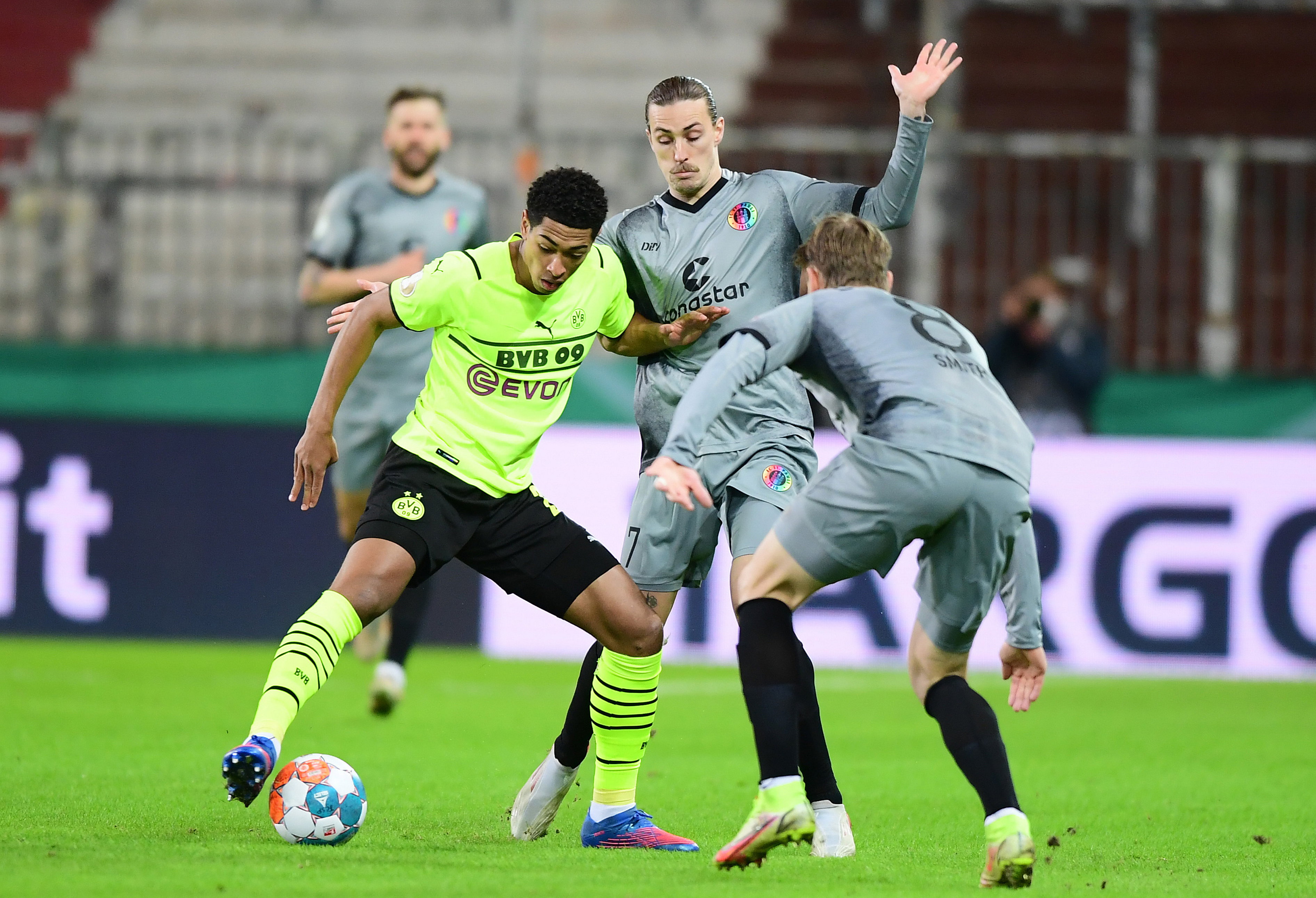 Jackson Irvine und Eric Smith im Duell mit Jude Bellingham, der inzwischen bei Real Madrid kickt.