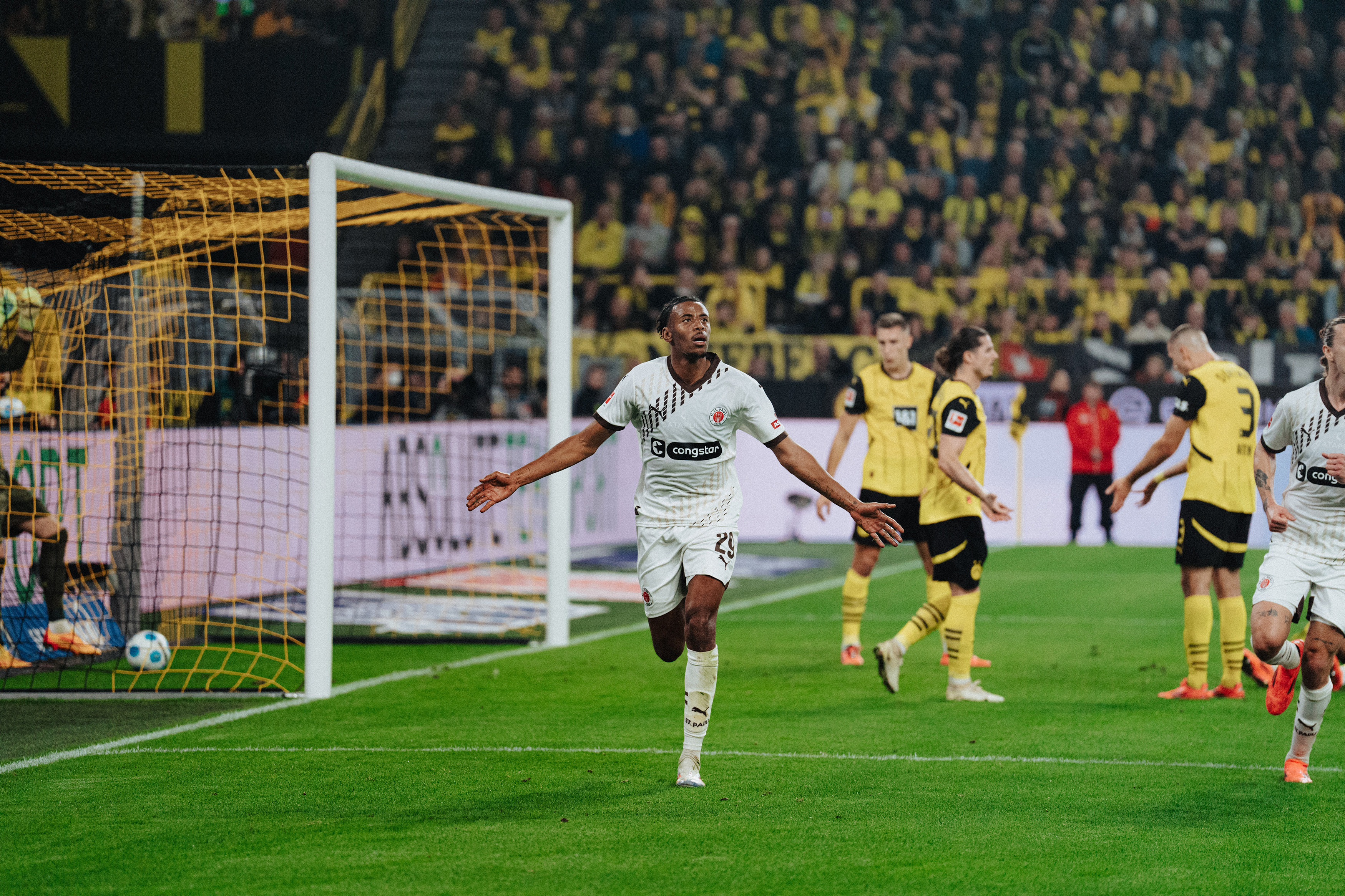 Morgan Guilavogui bejubelte in Dortmund vergeblich seinen ersten Bundesligatreffer, nach VAR-Check wurde das Tor aberkannt.