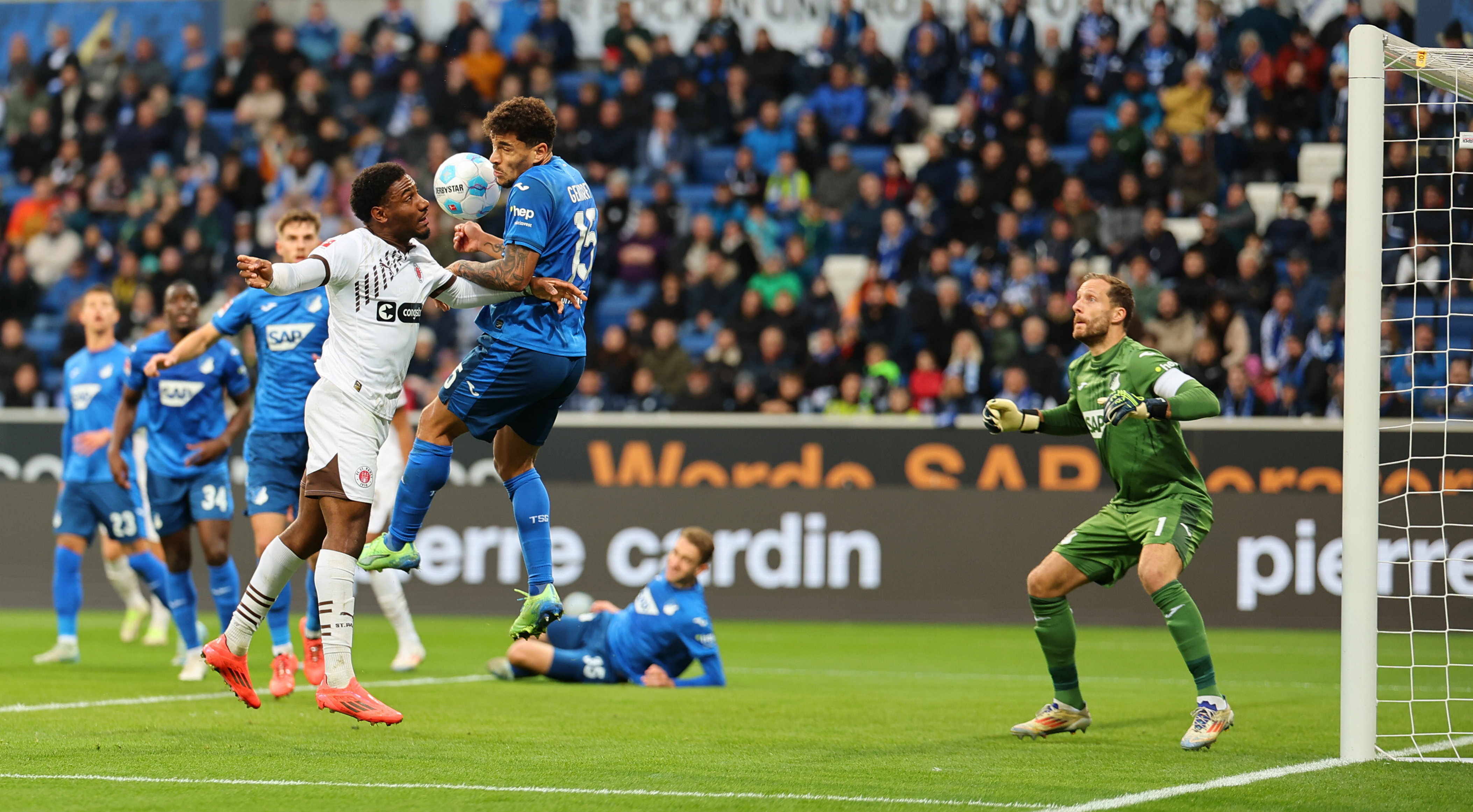 Torschütze Oladapo Afolayan im Kopfballduell mit Hoffenheims Valentin Gendrey.