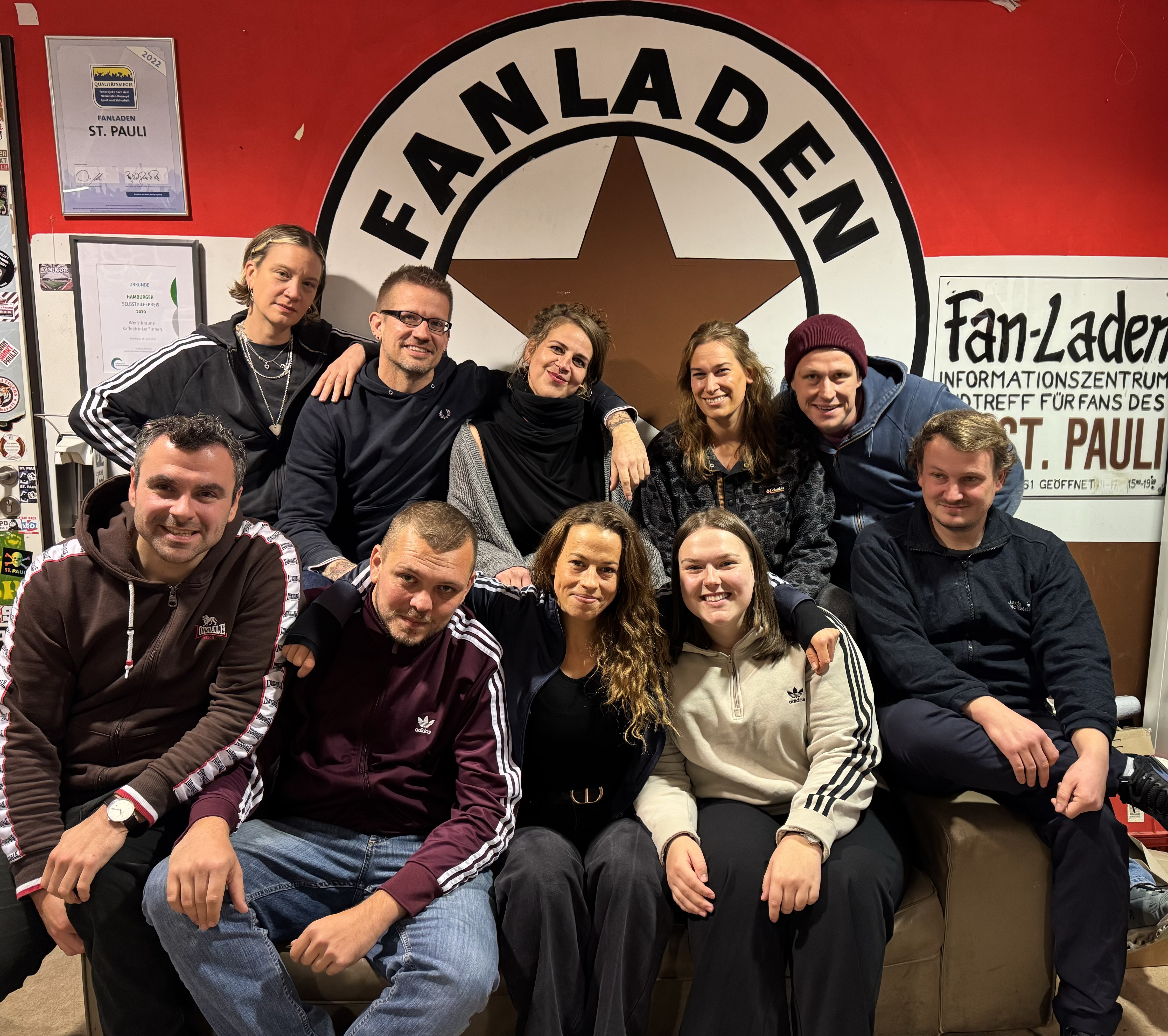 Das Fanladen-Team: Obere Reihe von Links nach Rechts: Aleen Solari, Nils margner, Insa Kleimann, Maleen Schero, Jakob Reinhardt Untere Reihe von Links nach Rechts: Paul Kreie, Adrian Kesselheim, Maria von Weyhe, Pia Müller, Julian Einfeldt