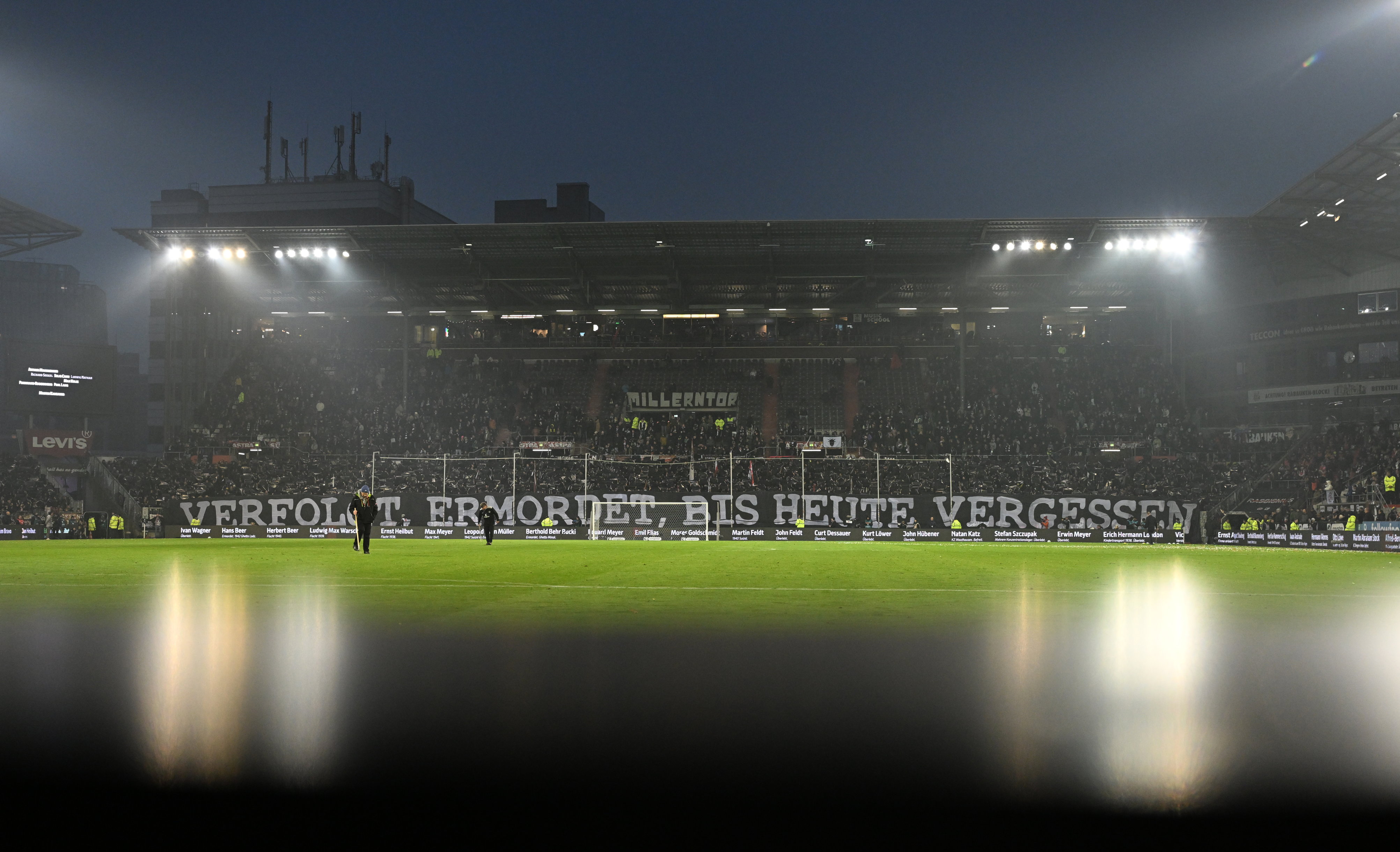 Choreo am 9.11.2024 am Millerntor, u.a. mit den Namen verfolgter jüdischer Mitglieder des FC St. Pauli und des Hamburg-St. Pauli Turnvereins.