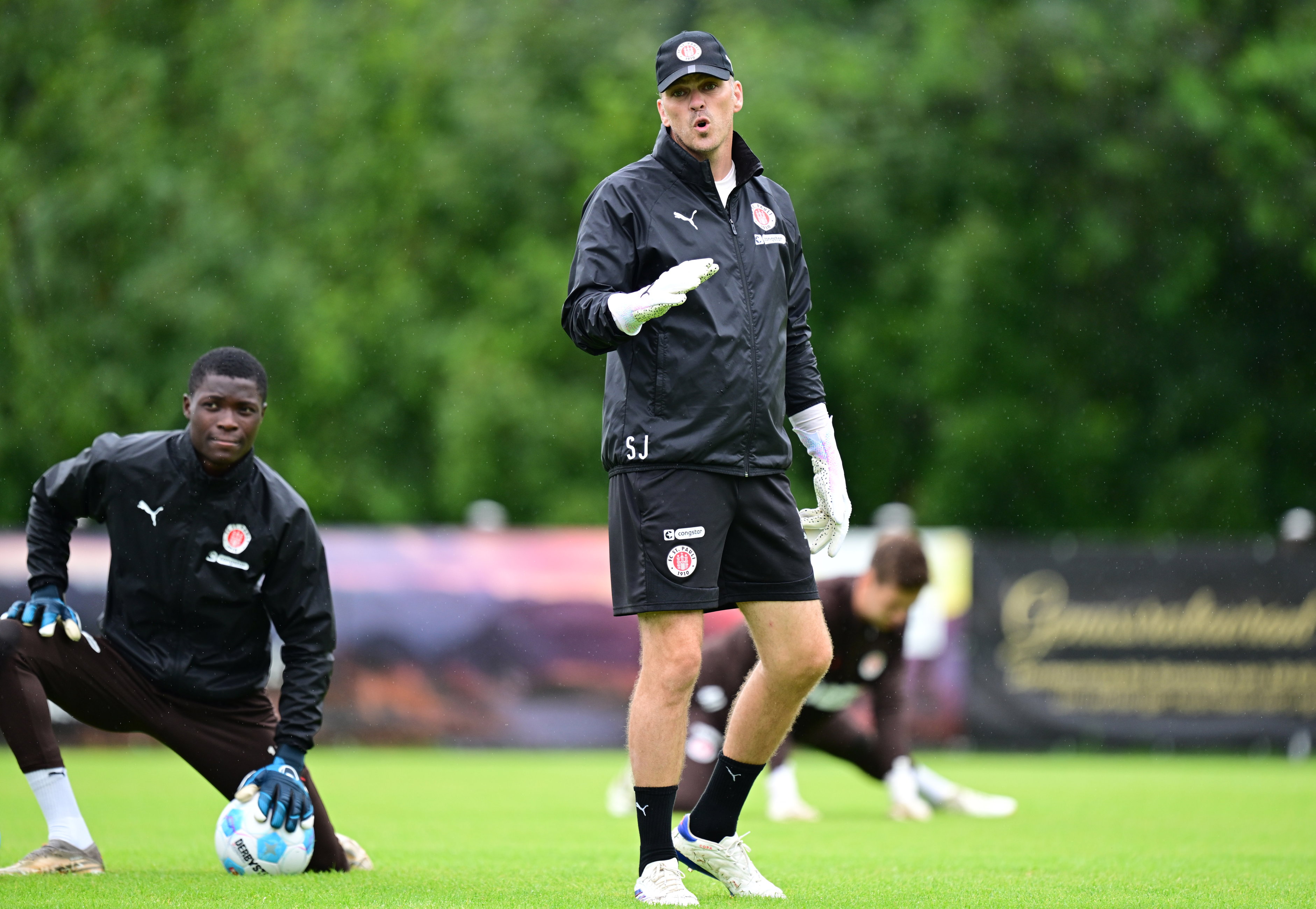 Der 44-jährige Belgier ergänzte das Trainerteam des FC St. Pauli vor der laufenden Saison. Unter Alexander Blessin war er bereits Torwarttrainer bei Union Saint-Gilloise.