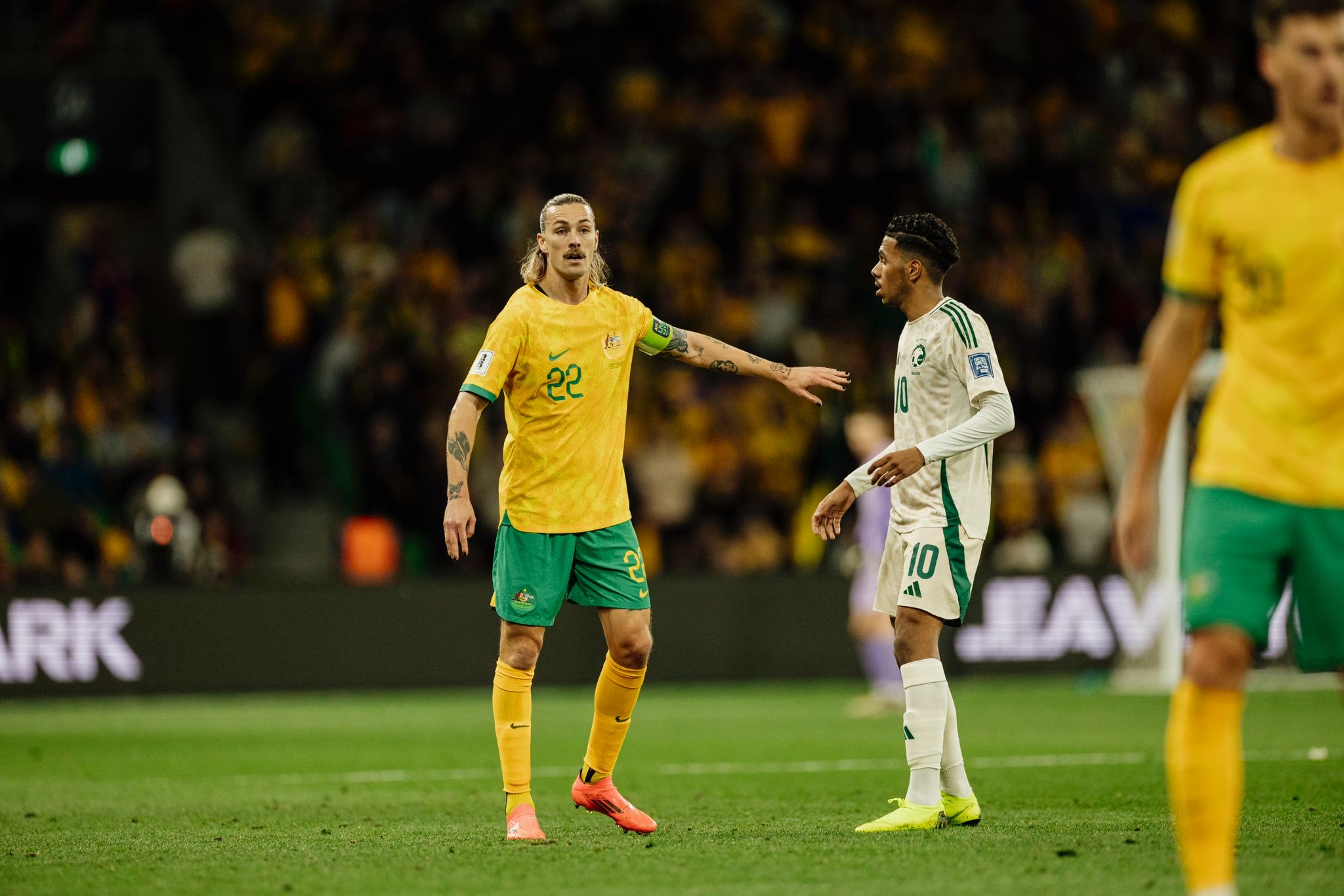 Beim Spiel gegen Saudi-Arabien trug Jackson Irvine die Kapitänsbinde der Socceroos.