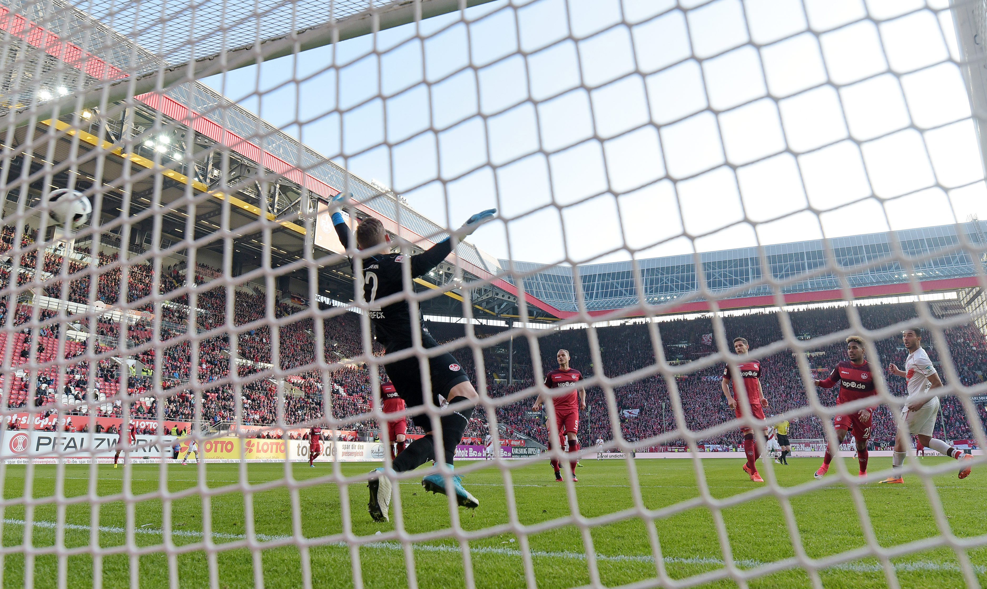 Aziz Bouhaddouz erzielt das wichtige 1:0 gegen die Roten Teufel.