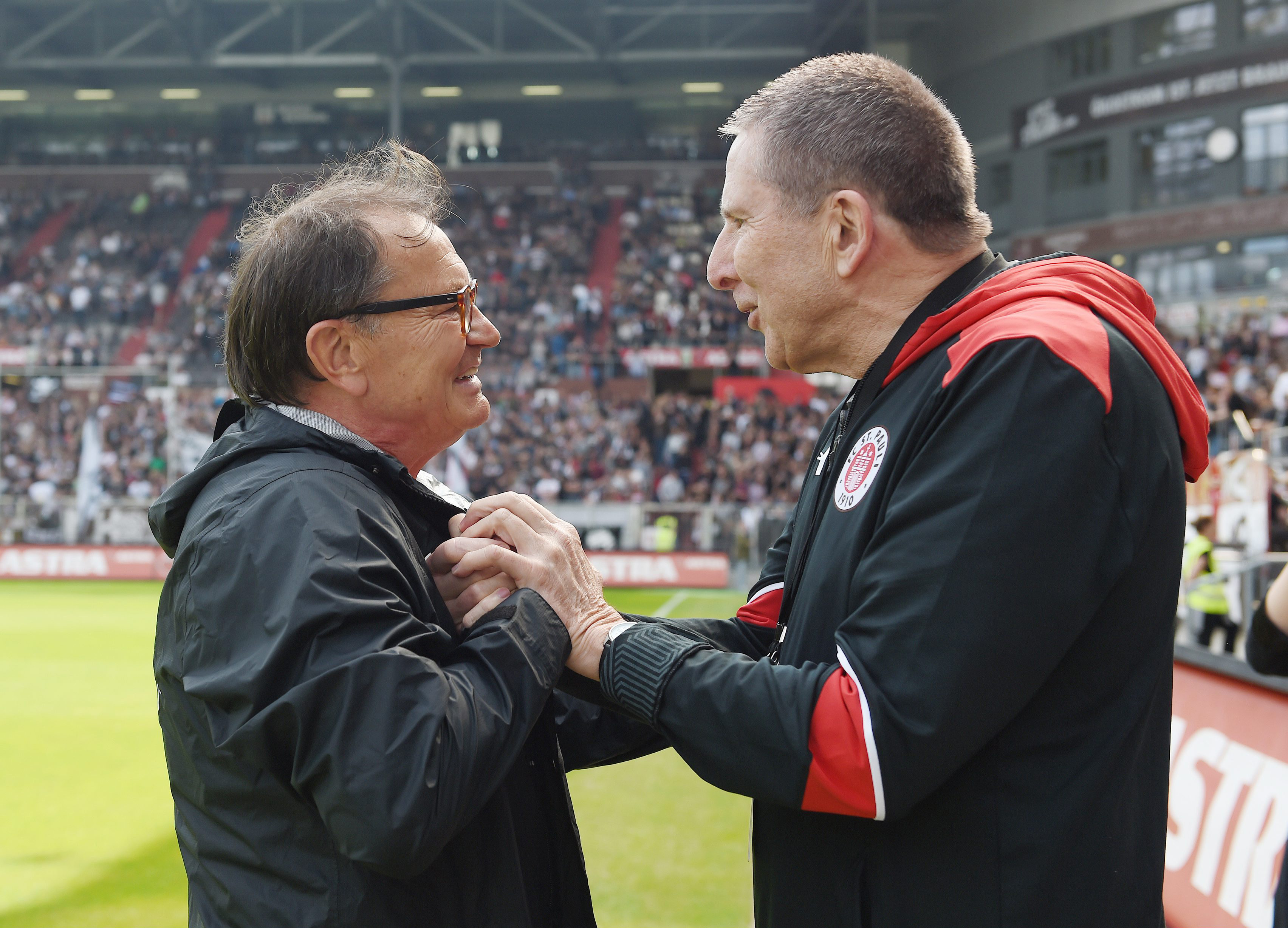 Ewald Lienen ließ es sich nicht nehmen und sagte Rainer Wulff kurz vor dessen offizieller Verabschiedung auch noch 'Tschüss'.