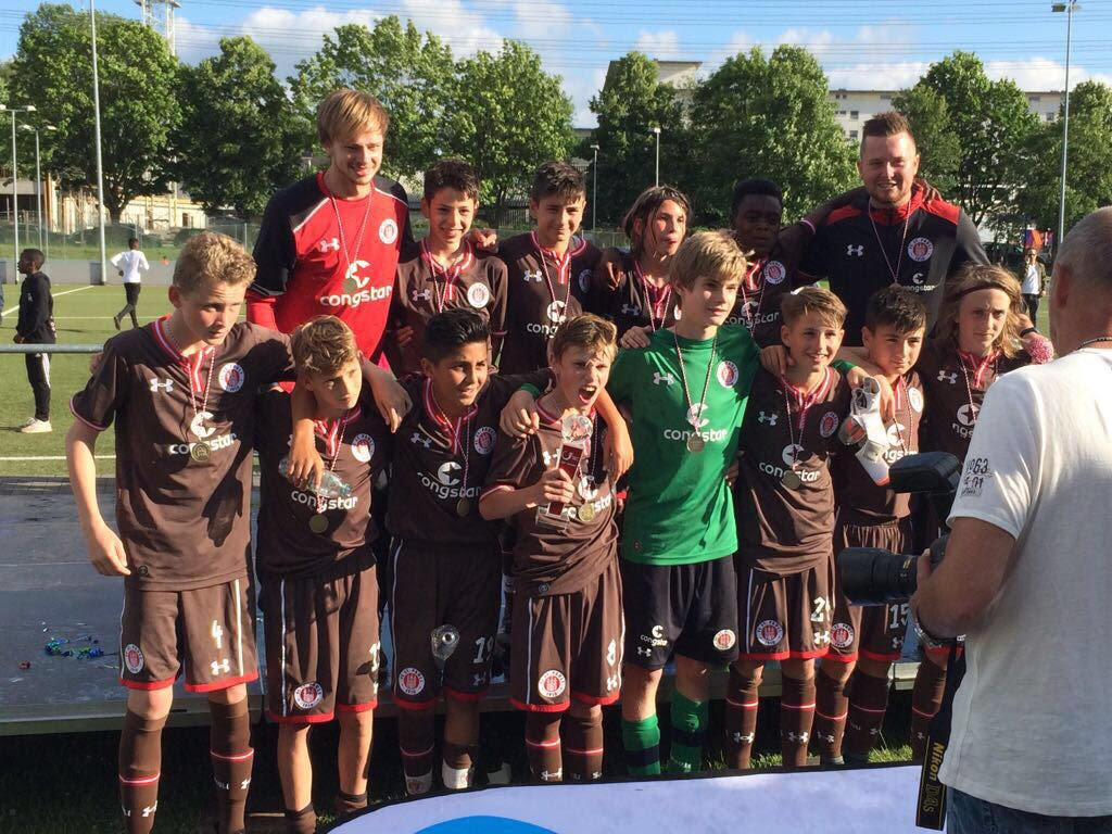 Da ist das Ding: Die U13 feiert den Pokal- und Derbysieg im Finale über den Stadtrivalen aus dem Volkspark.