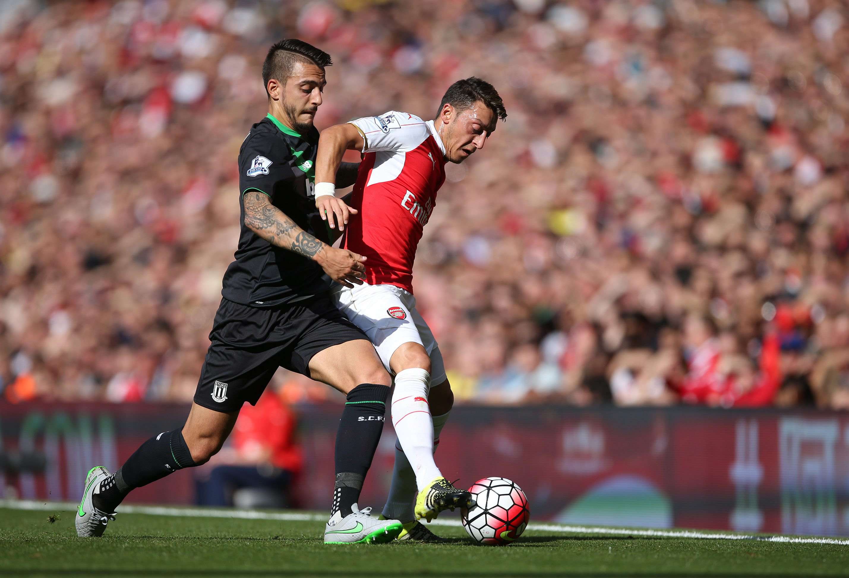 Joselu (hier im Duell mit Arsenals Mesut Özil) trug das Trikot von Hoffenheim, Frankfurt und Hannover.