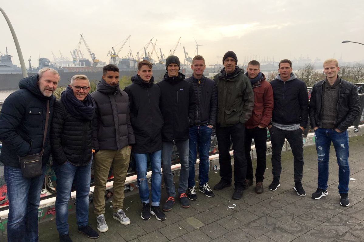 Unsere Neuzugänge (v.l.n.r.): Sportchef Uwe Stöver, Cheftrainer Olaf Janßen, Sami Allagui, Luca Zander, Johannes Flum, Co-Trainer Markus Gellhaus, Sven Brux, Athletiktrainer Valentin Lay, Co-Trainer Patrick Glöckner und Clemens Schoppenhauer