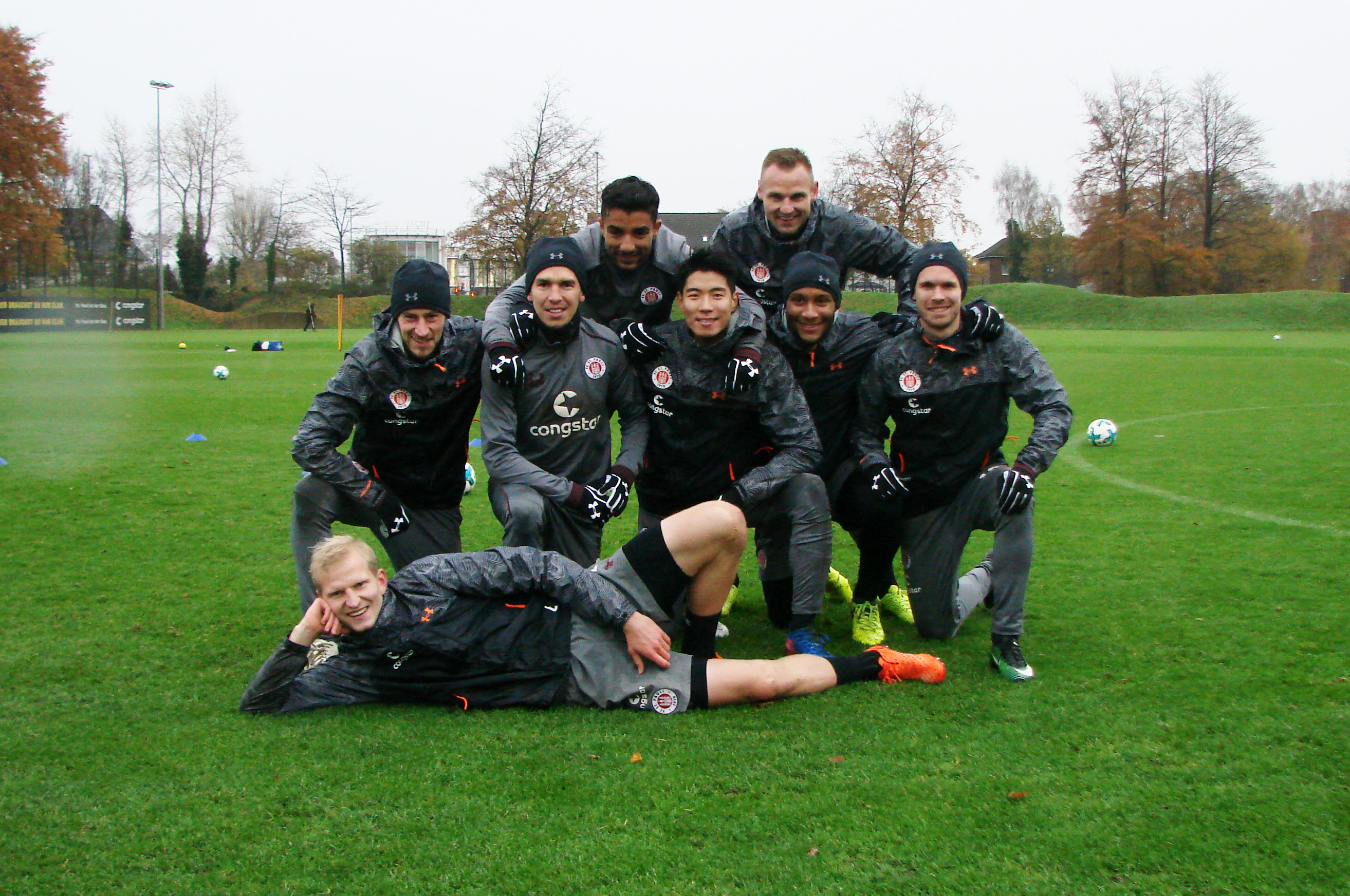 Das Siegerteam (v.l.n.r.): Sami Allagui, Bernd Nehrig (oben), Jan-Philipp Kalla, Waldemar Sobota, Yiyoung Park, Christopher Avevor, Christopher Buchtmann (mitte) und Clemens Schoppenhauer (liegend).