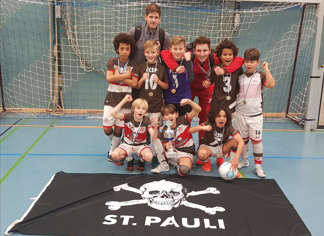 Unsere U11 hatte auch Grund zum Jubeln, sie gewann ungeschlagen das Hallenmasters in Bielefeld.