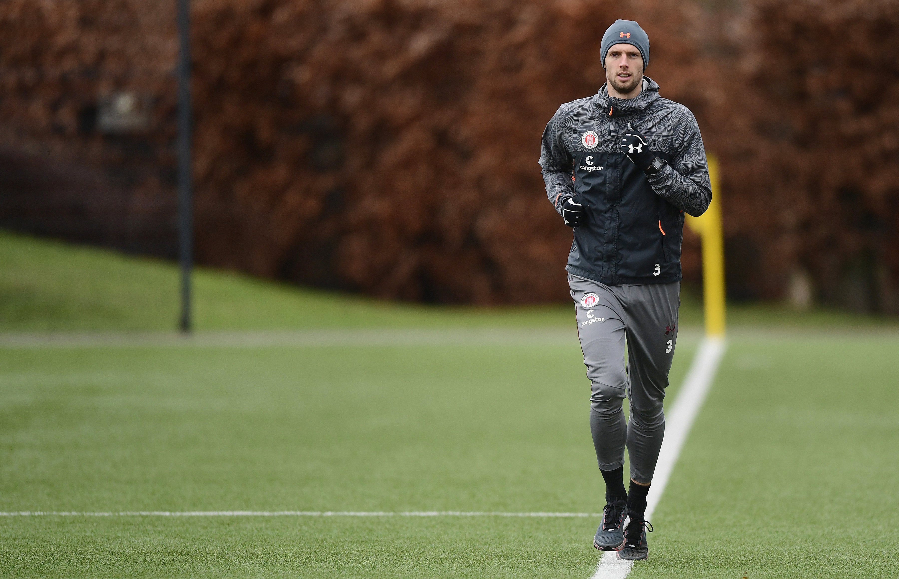 Lasse Sobiech, der gegen Darmstadt aufgrund einer Wadenverhärtung passen musste, drehte einige Runden um die Trainingsplätze.