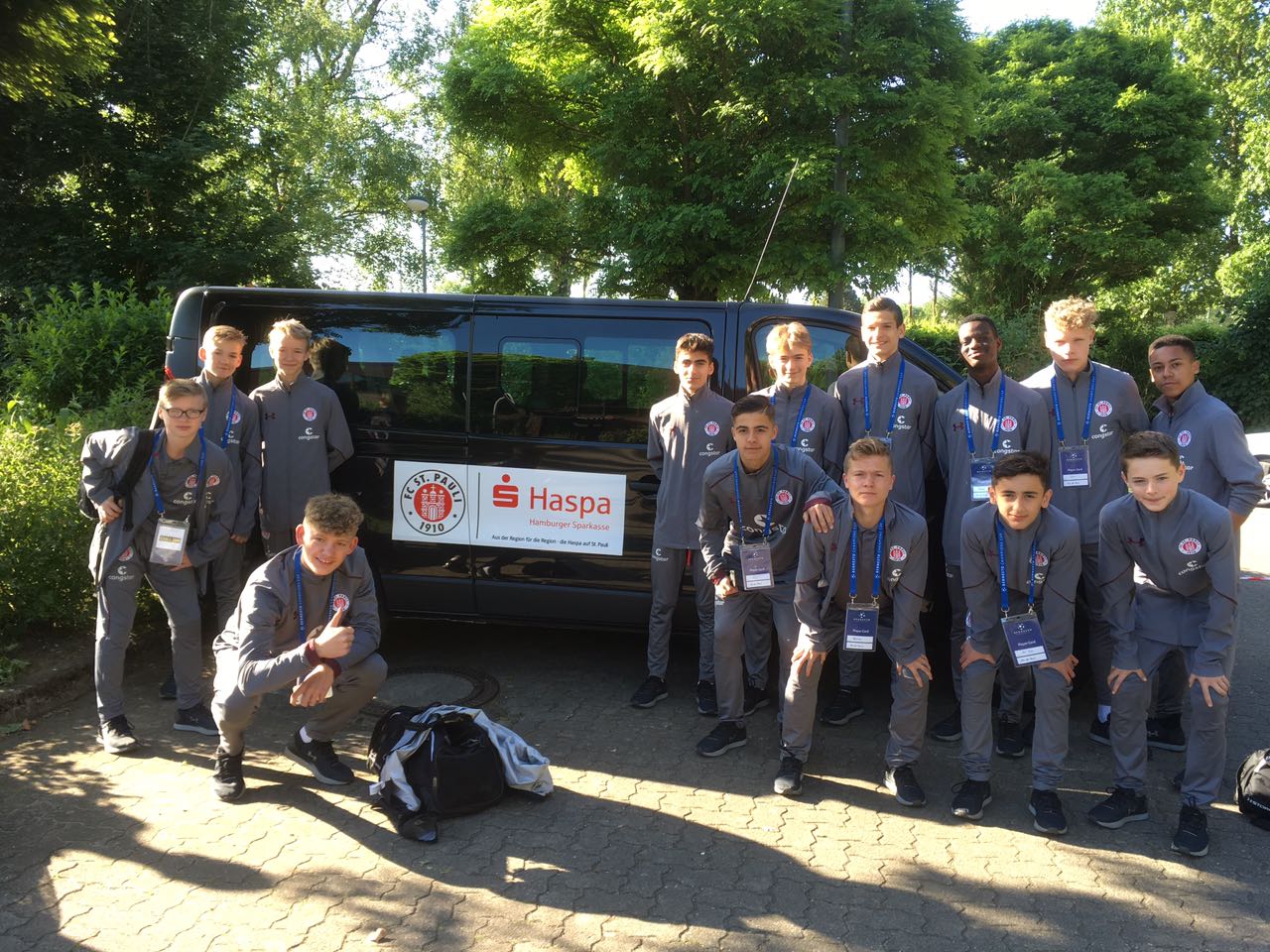 Das erste Mal im Einsatz: Die U15 war mit dem neuen 9-Sitzer-Bus beim Bernesto Champions Cup