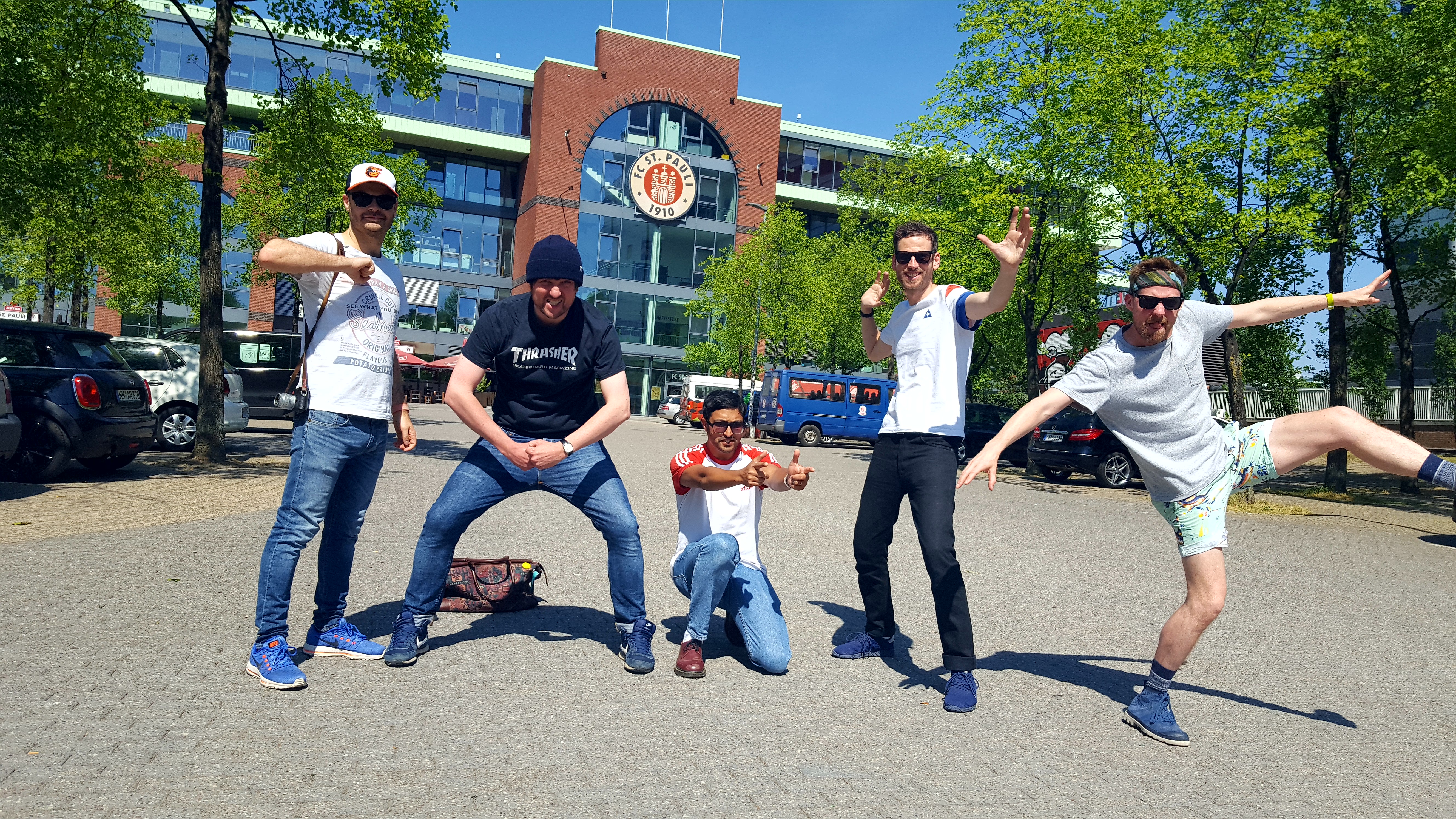 Gute Laune bei den KAISER CHIEFS bereits am Nachmittag vorm Millerntor-Stadion.