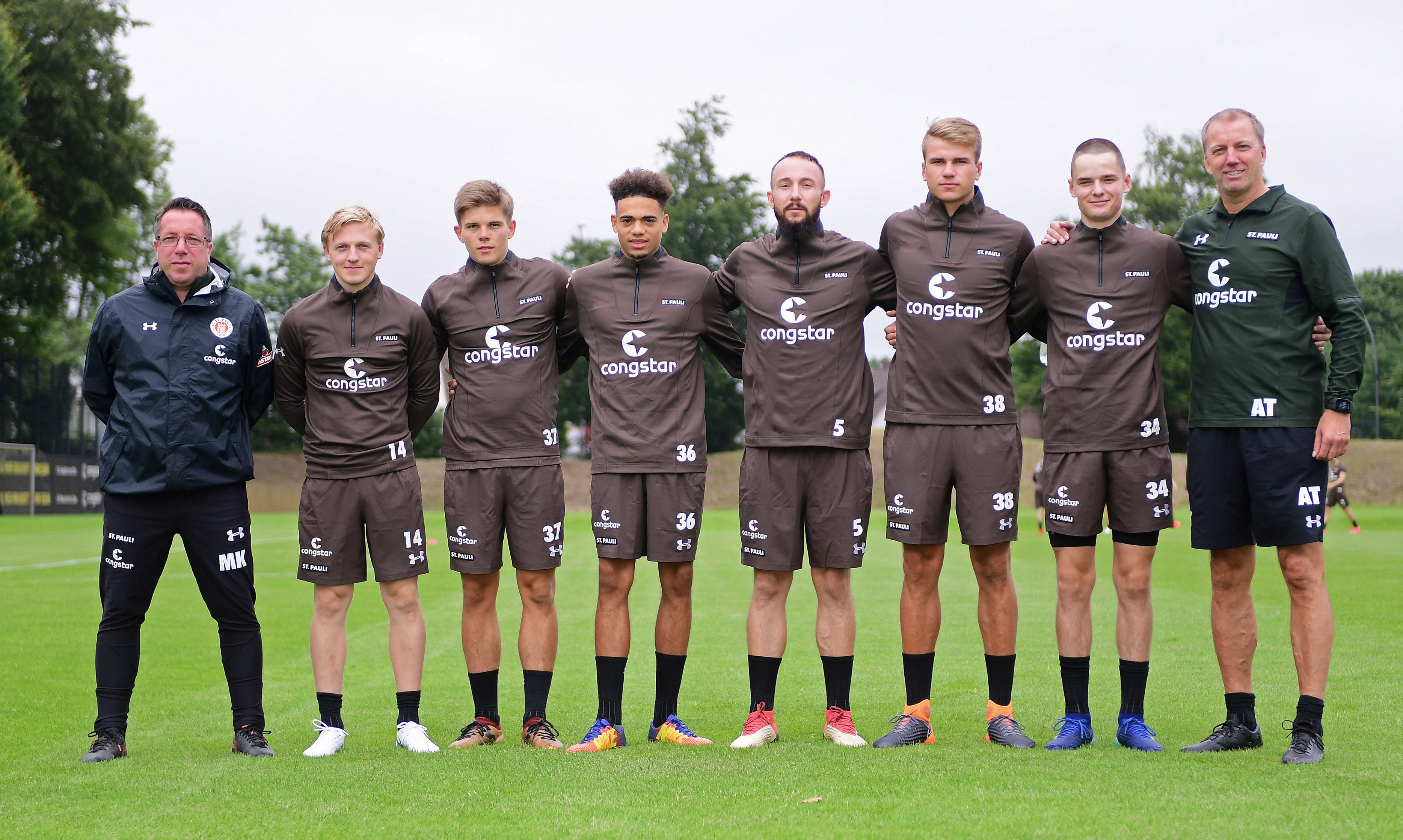 V.l.n.r.: Cheftrainer Markus Kauczinski, Mats Møller Dæhli, Finn Ole Becker, Luis Coordes, Marvin Knoll, Florian Carstens, Jakob Münzner und Co-Trainer André Trulsen