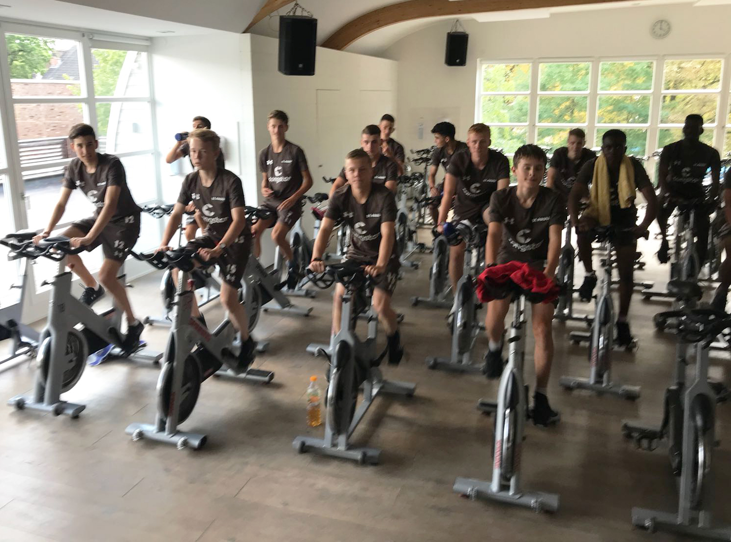 In die Pedalen treten anstatt Pässe spielen - unsere U16 beim Spinning in der Kaifu-Lodge.