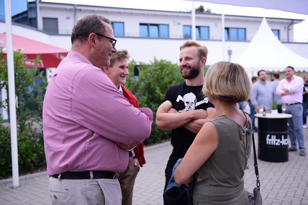 Unsere Kiezkicker - hier Jan-Marc Schneider, oben Richard Neudecker, Clemens Schoppenhauer und Christopher Buchtmann - nahmen sich viel Zeit für einen Plausch mit Sponsoren und Partnern unseres FCSP.