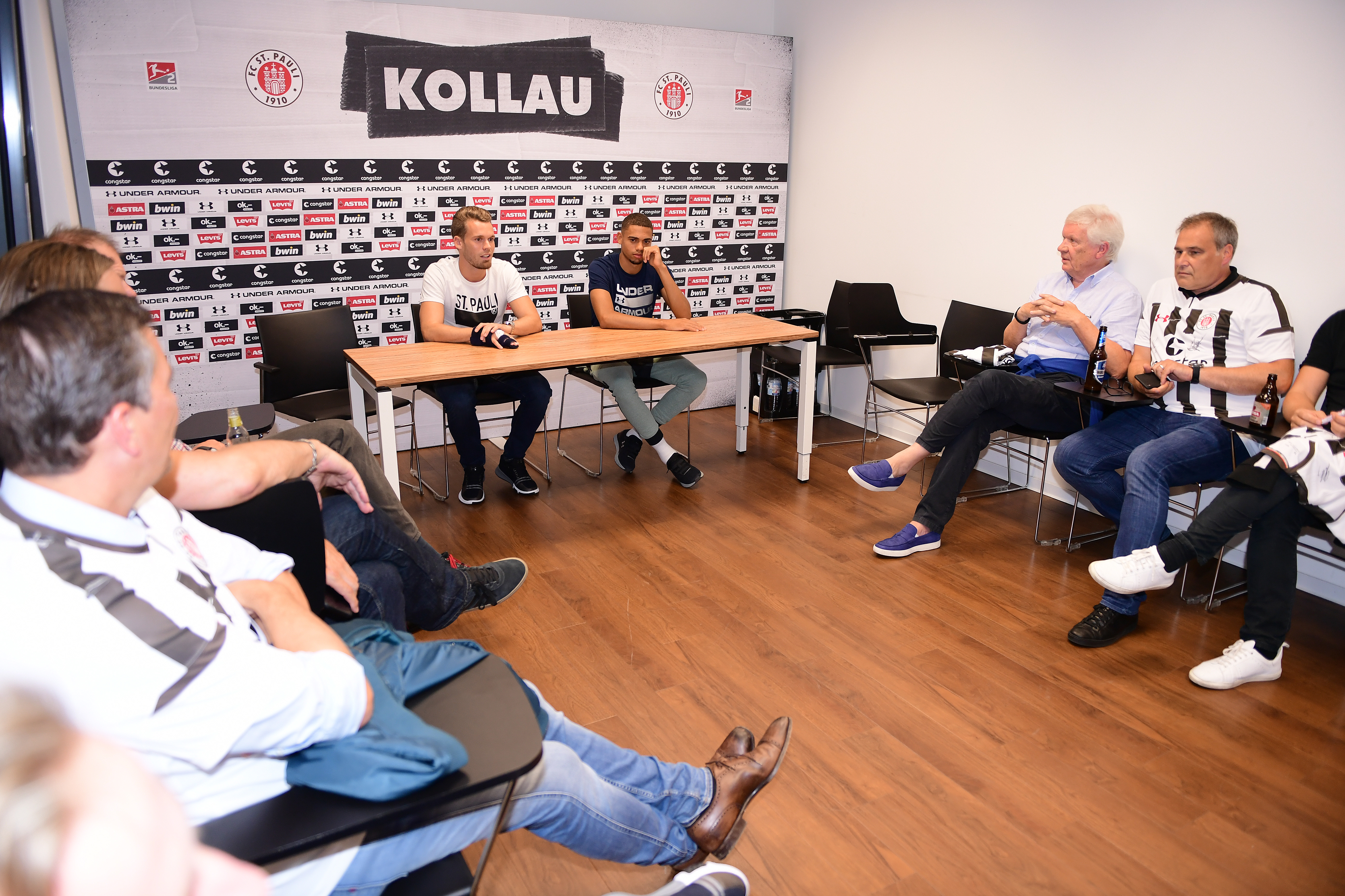 Christopher Buchtmann und Luis Coordes im PK-Raum beim Speed-Dating mit den Gästen.