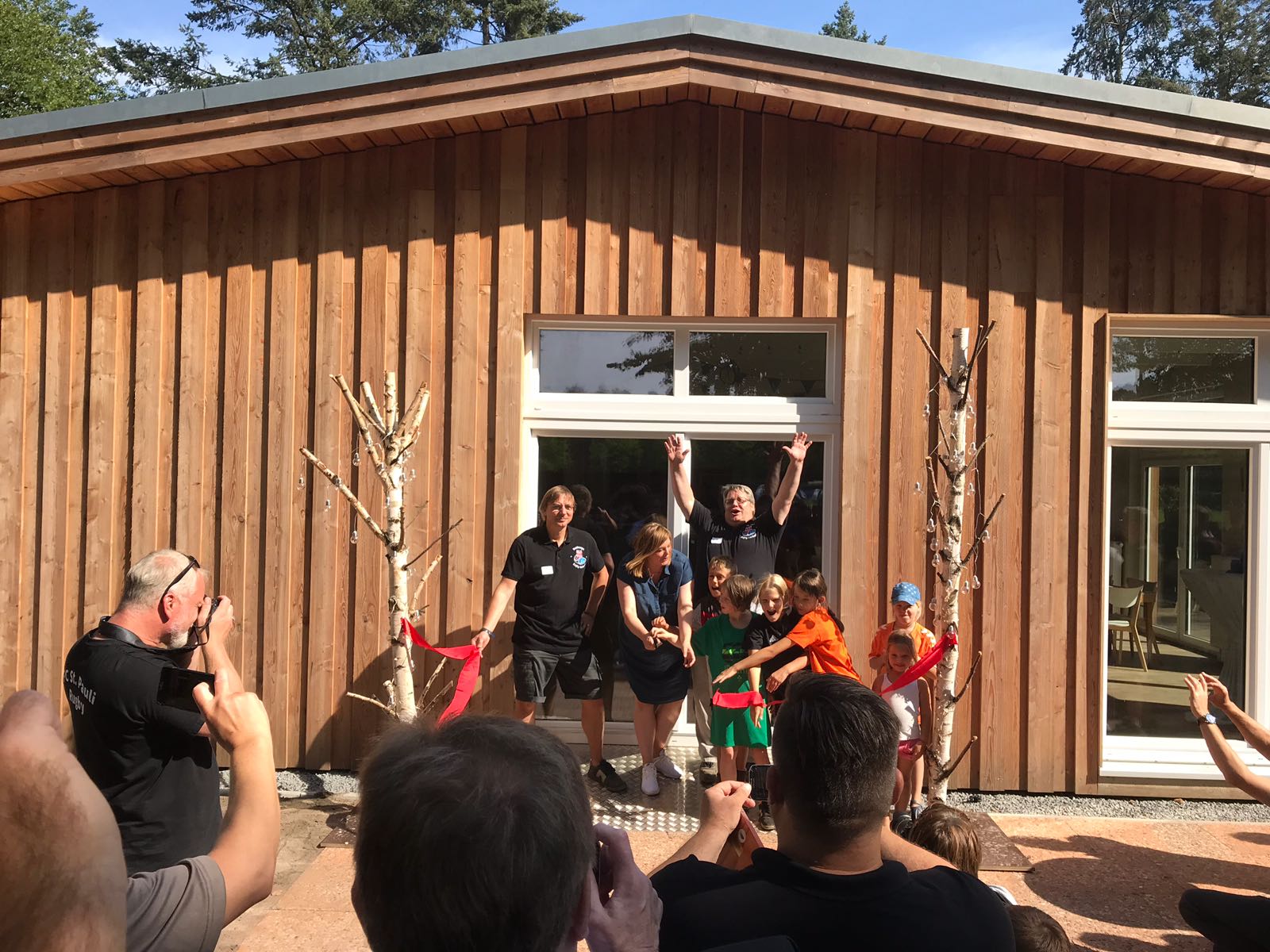 Dr. Nils Zurawaki (li.) und Katharina Fegebank (2.v.li.) weihten am Nachmittag das neue Rugby-Vereinshaus ein.