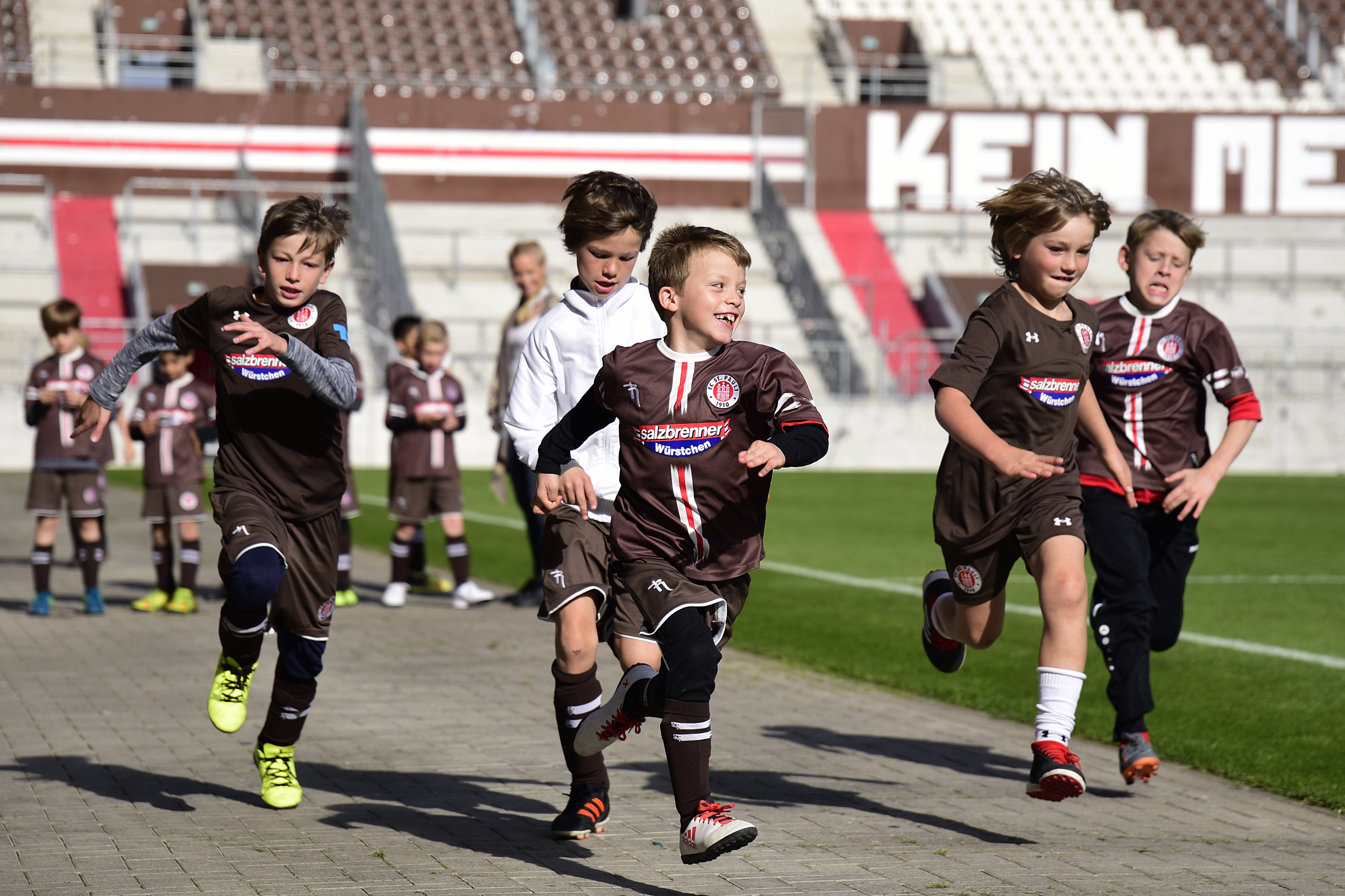 Nach dem Programmieren probierten die Kids ihre Stoppuhren und Schrittzähler direkt im Stadion aus.