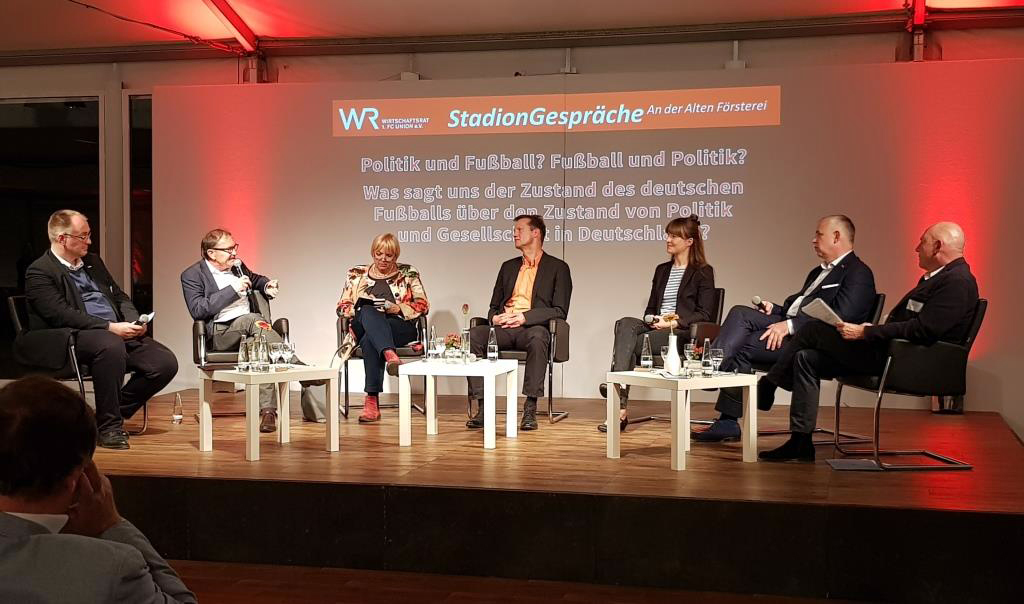 Ewald Lienen (2.v.l.) beim Stadiongespräch in Berlin (Foto: 1. FC Union Berlin).