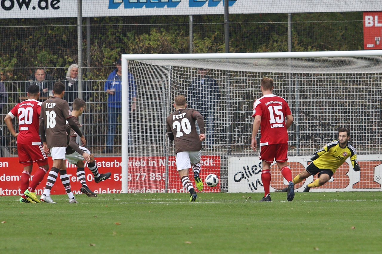 Nach dem Rückstand kam die U23 schnell zurück: Brian Koglin verwandelt hier einen Strafstoß nach einem Foul an Sirlord Conteh zum 1:1.