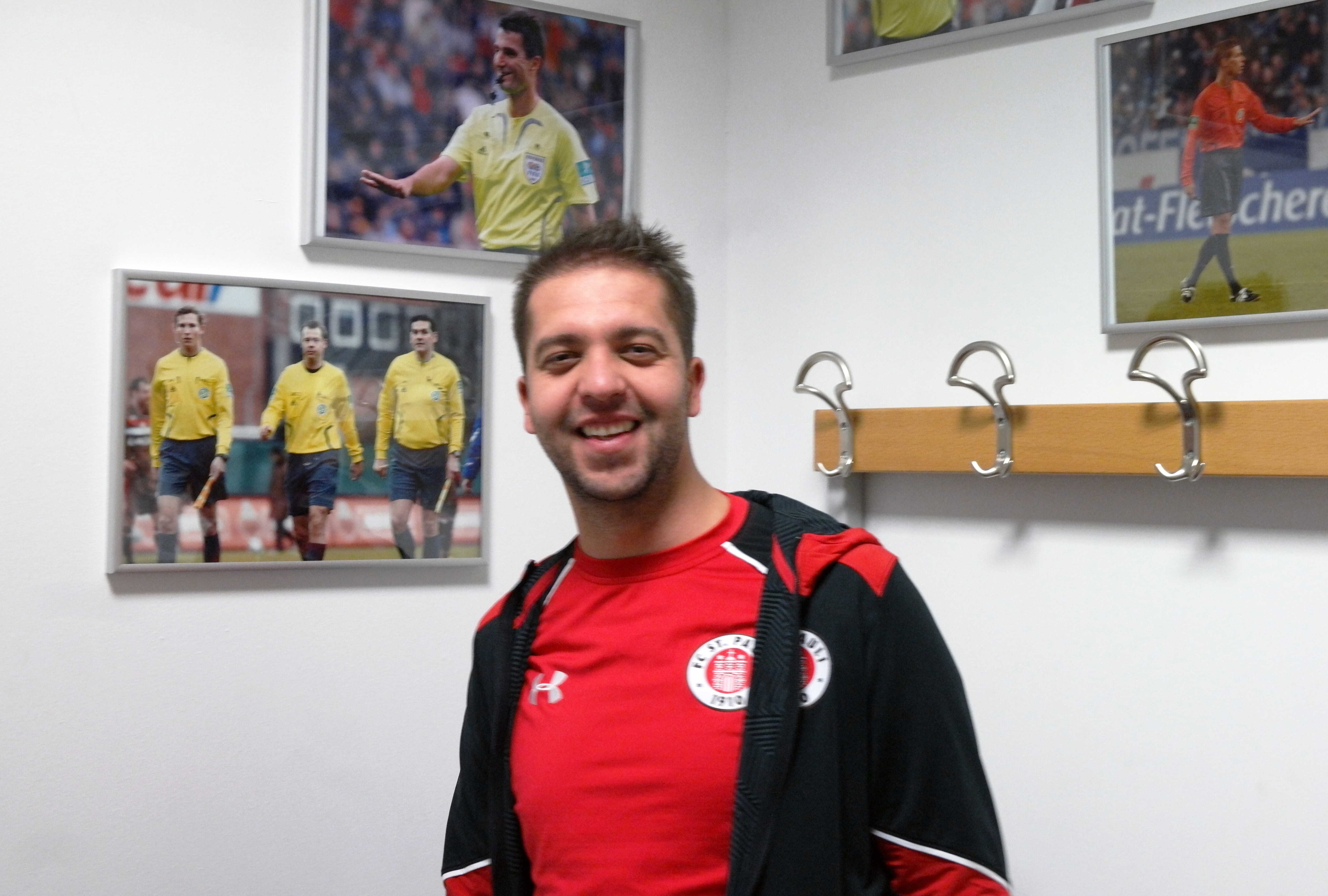 Manuel in der Schiedsrichterkabine des Millerntor-Stadions.