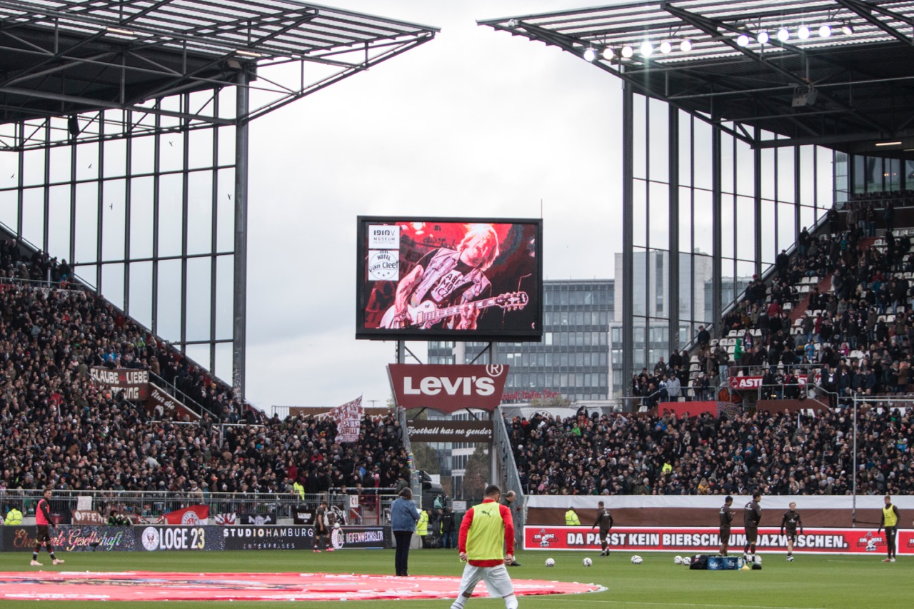 Ankündigung des Weinbar-Konzerts mit Grillmaster Flash beim Heimspiel gegen Holstein Kiel.