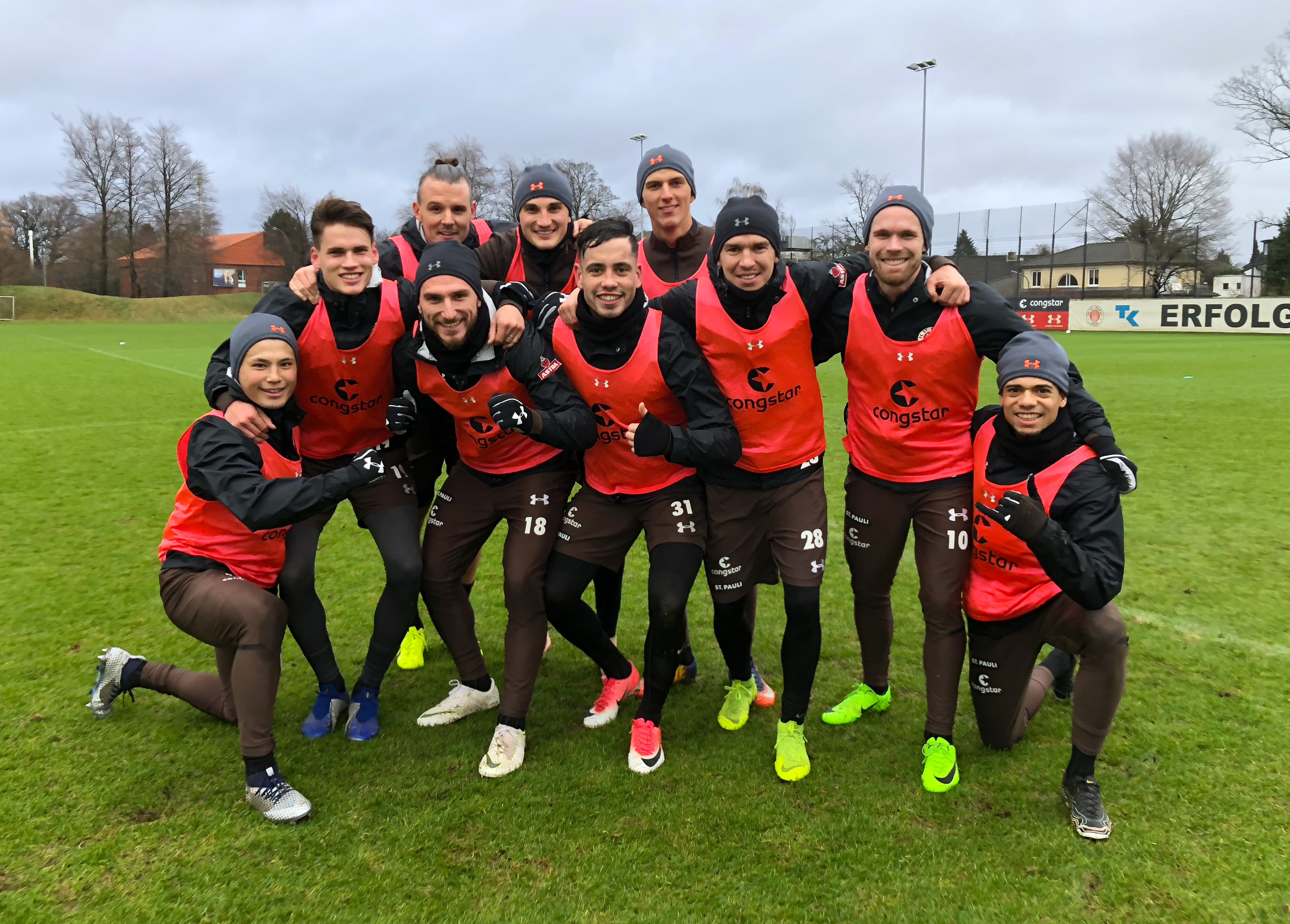 Team 'Rot' posierte nach dem gewonnenen Trainingsspielchen für das obligatorische Siegerfoto.