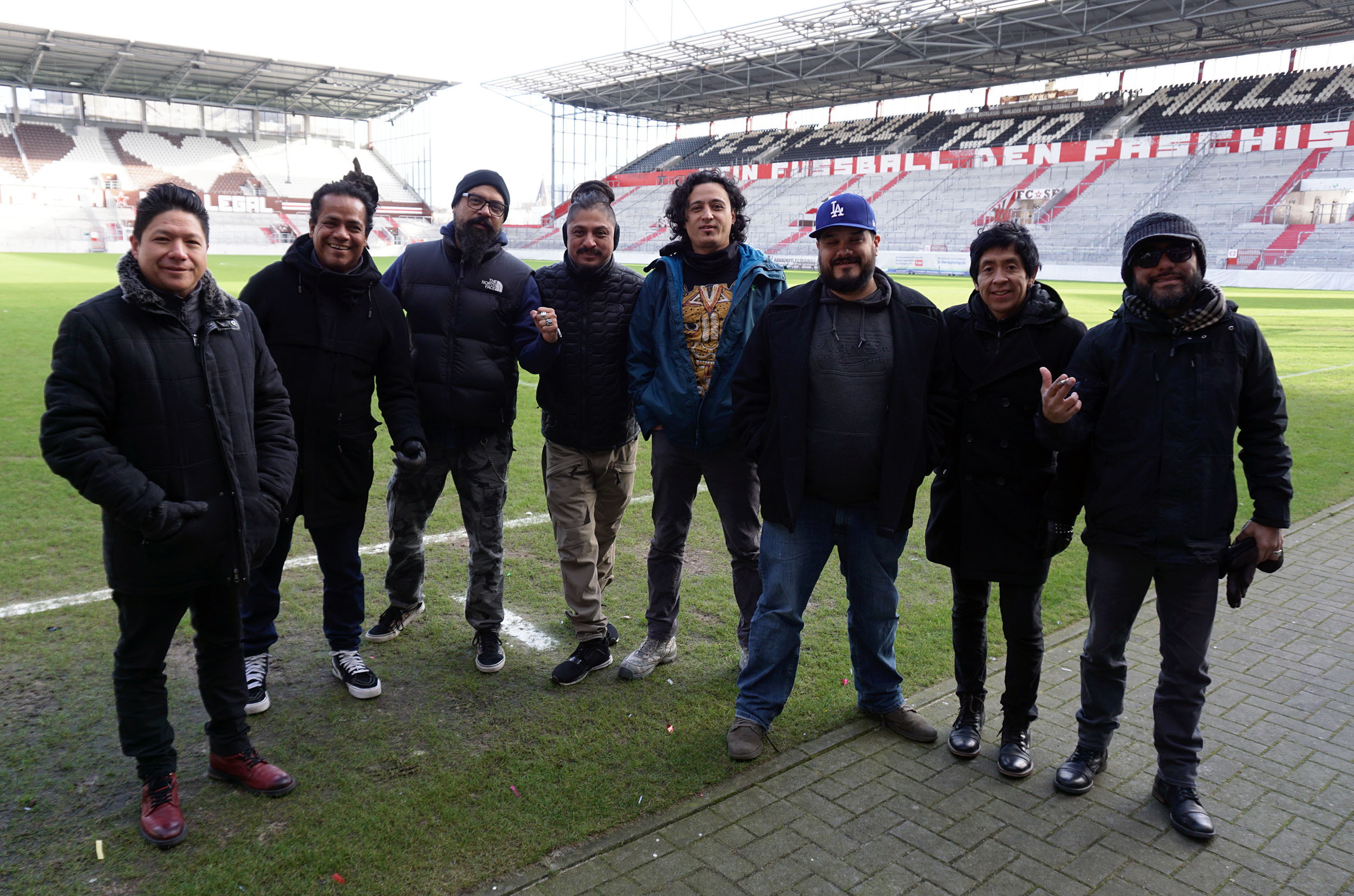 Die achtköpfige Band Panteón Rococó beim Gruppenfoto am Millerntor. Am Abend stehen die Mexikaner im Knust dann auf der Bühne.