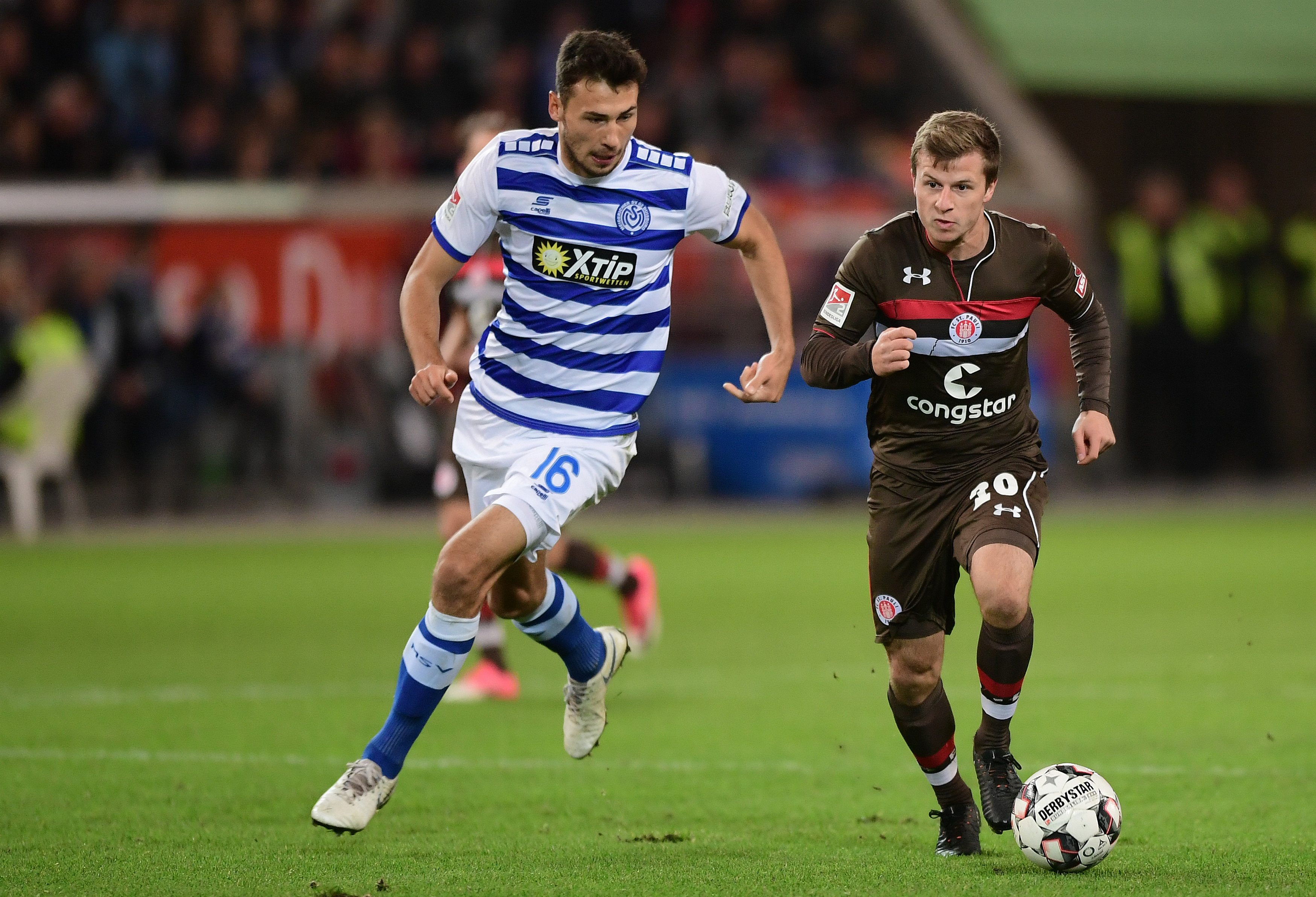 Lukas Fröde, hier im Duell mit Richard Neudecker, sammelte auf Seiten des MSV die meisten Karten. Im fair geführten Hinspiel war Fröde der einzige Duisburger, der sich eine Gelbe Karte eingehandelt hatte.